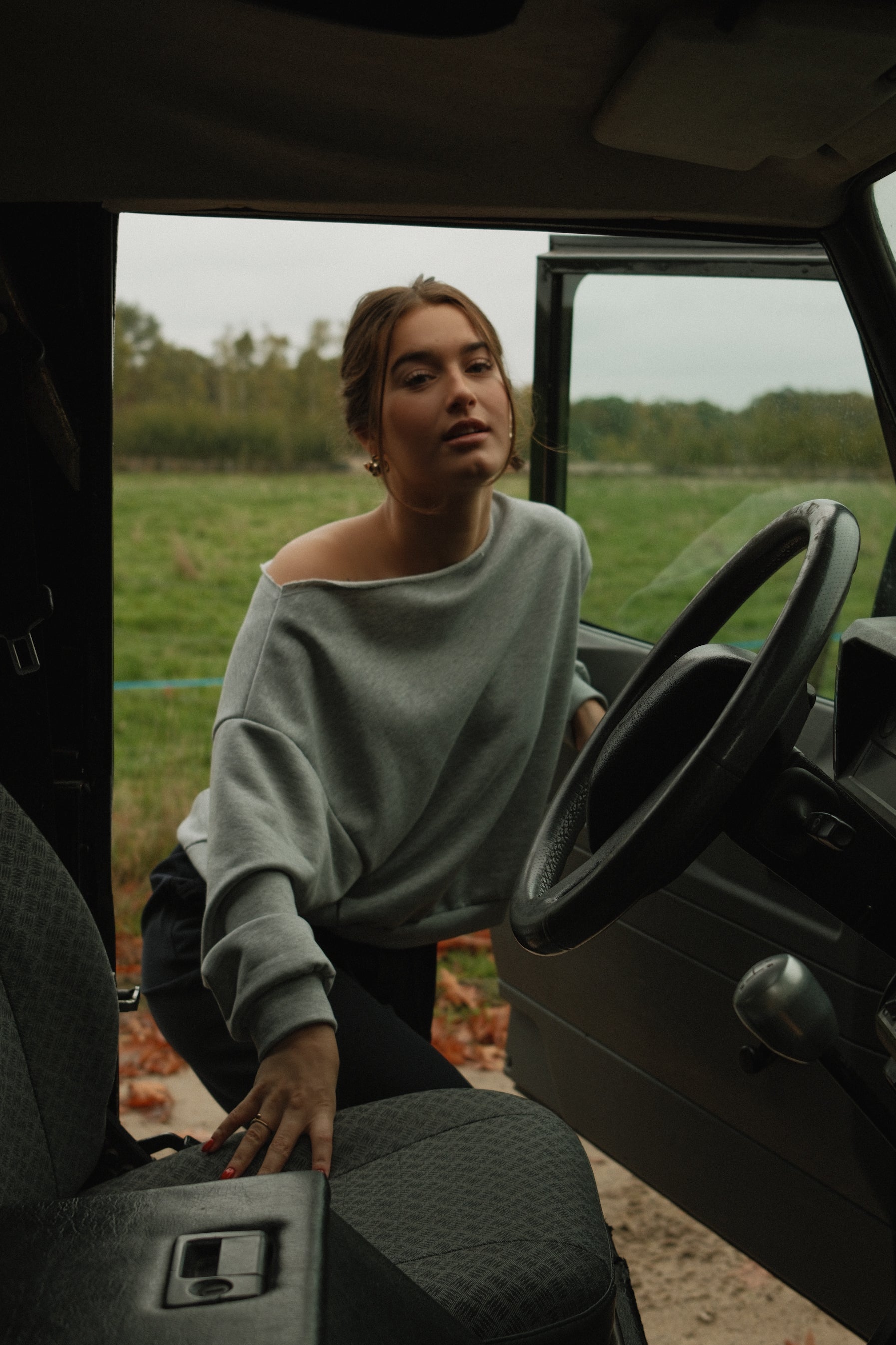 THE IRIS OFF SHOULDER SWEAT GREY
