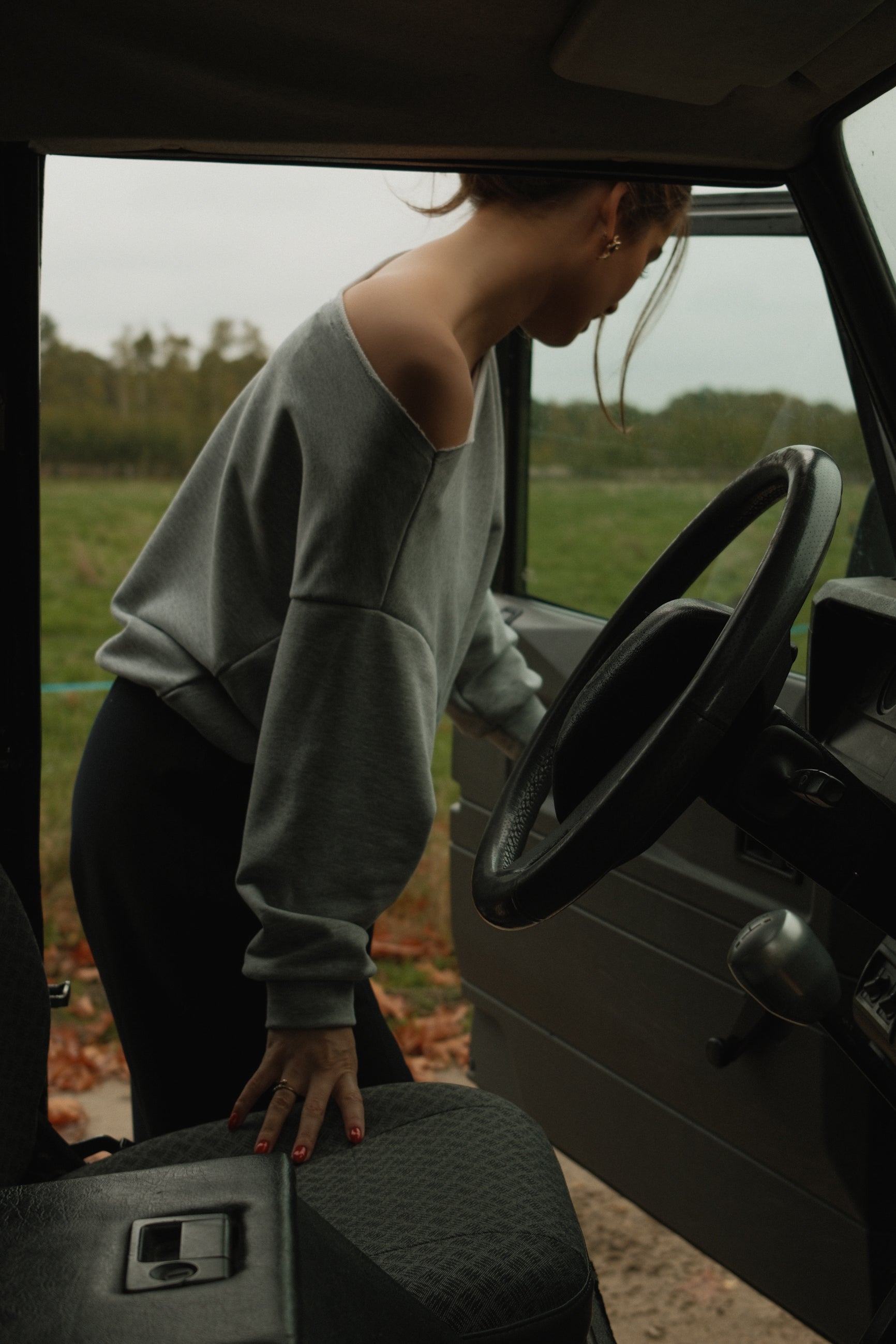 THE IRIS OFF SHOULDER SWEAT GREY