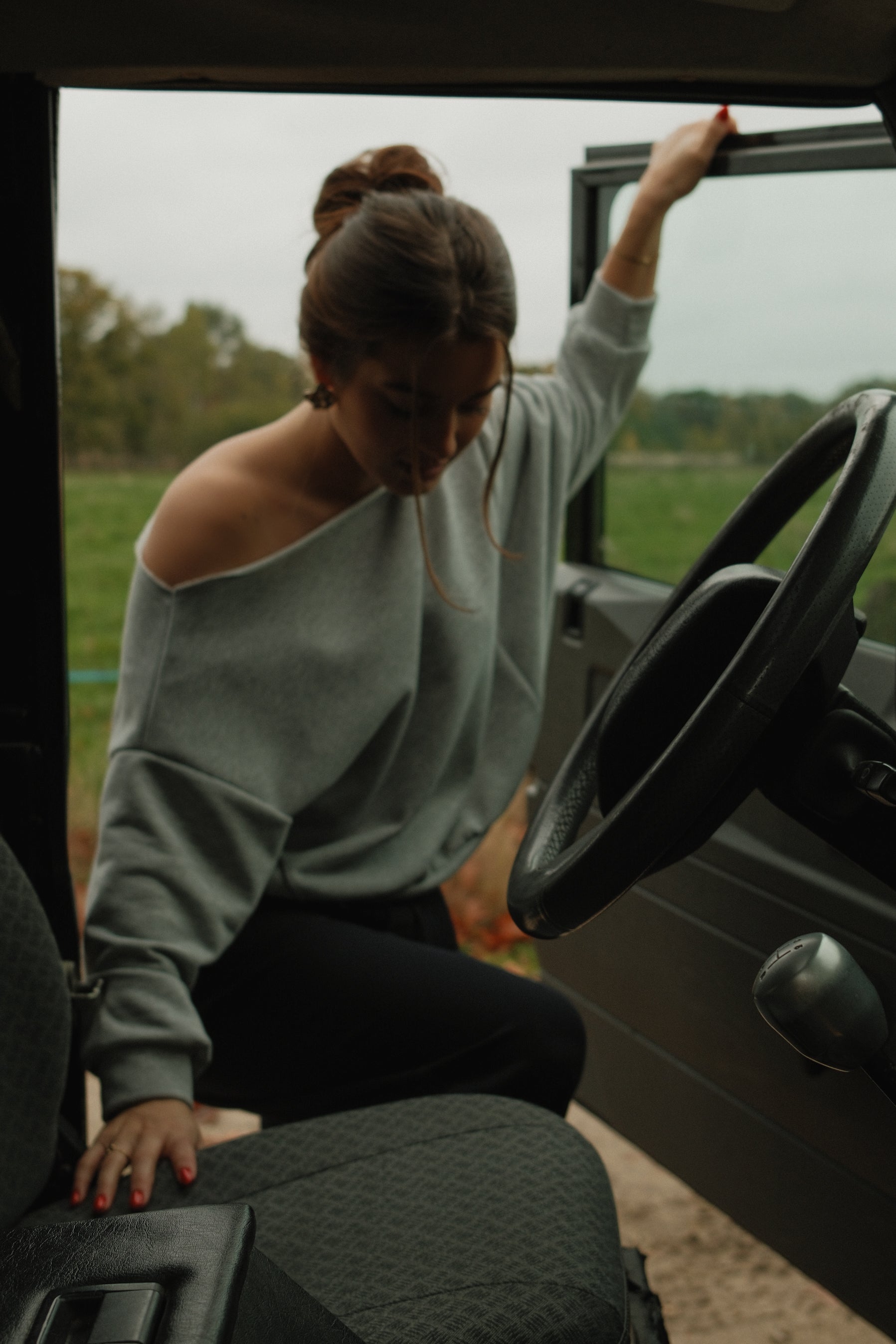 THE IRIS OFF SHOULDER SWEAT GREY