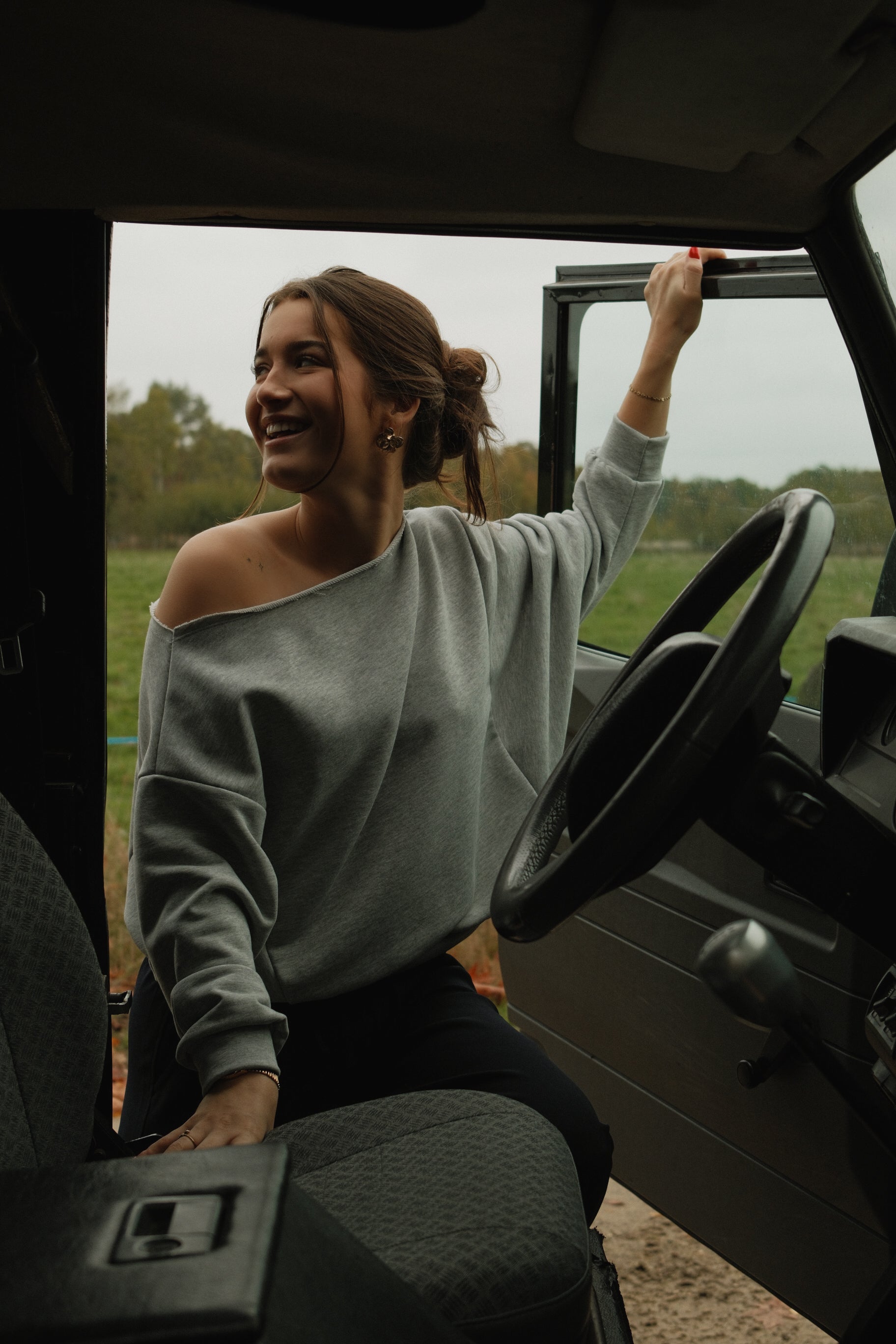 THE IRIS OFF SHOULDER SWEAT GREY