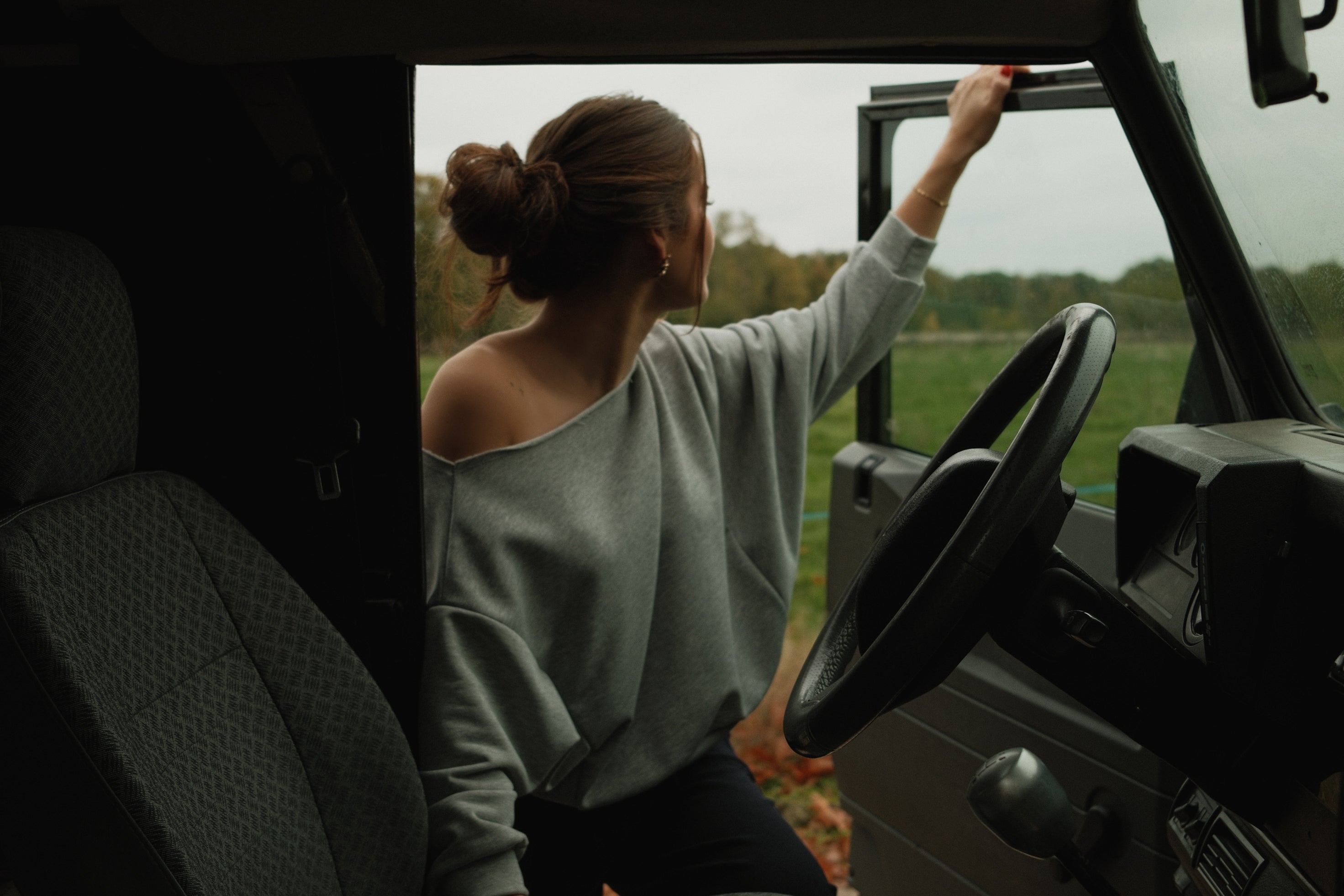 THE IRIS OFF SHOULDER SWEAT GREY