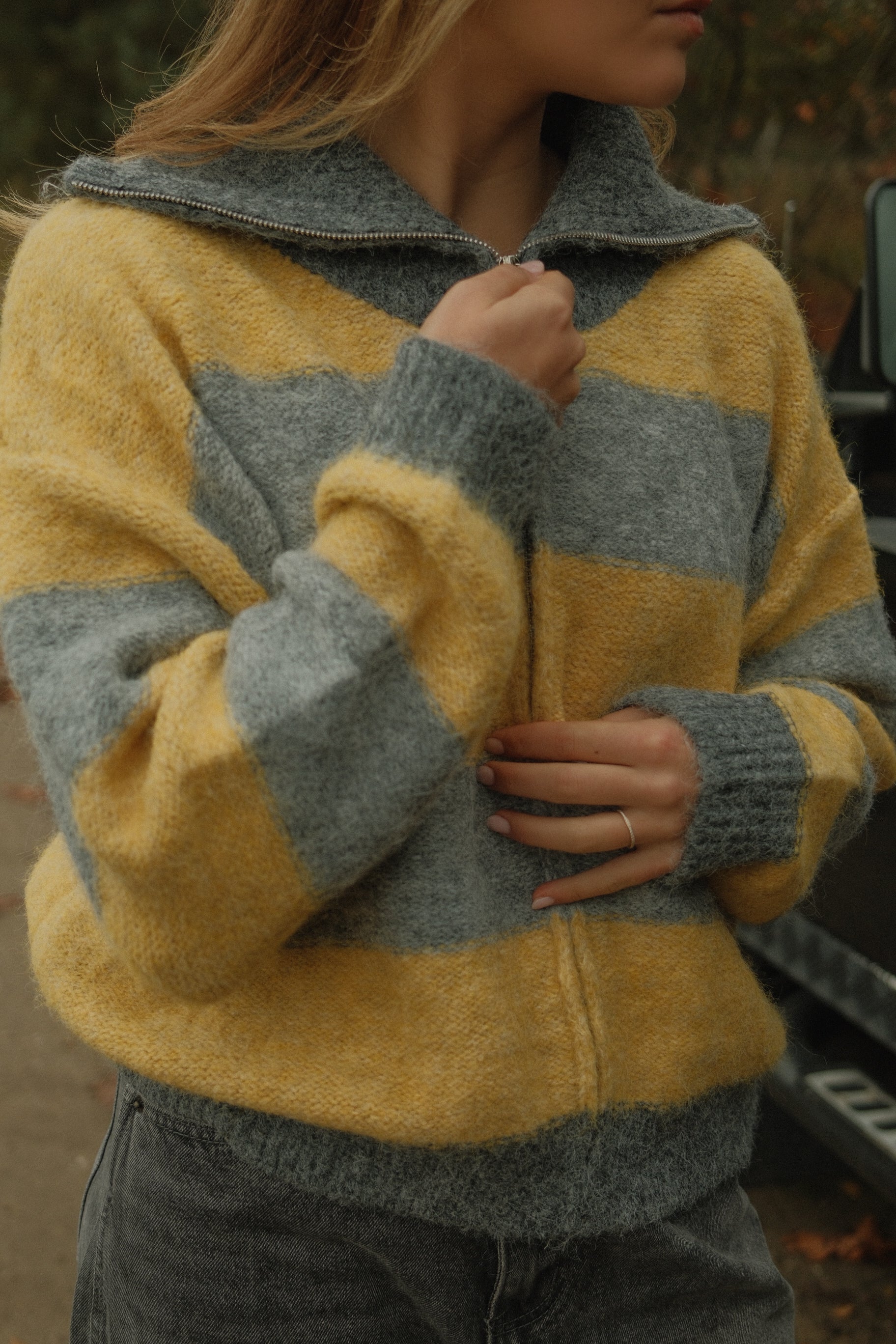 BOLD STRIPE ZIP KNIT YELLOW/GREY