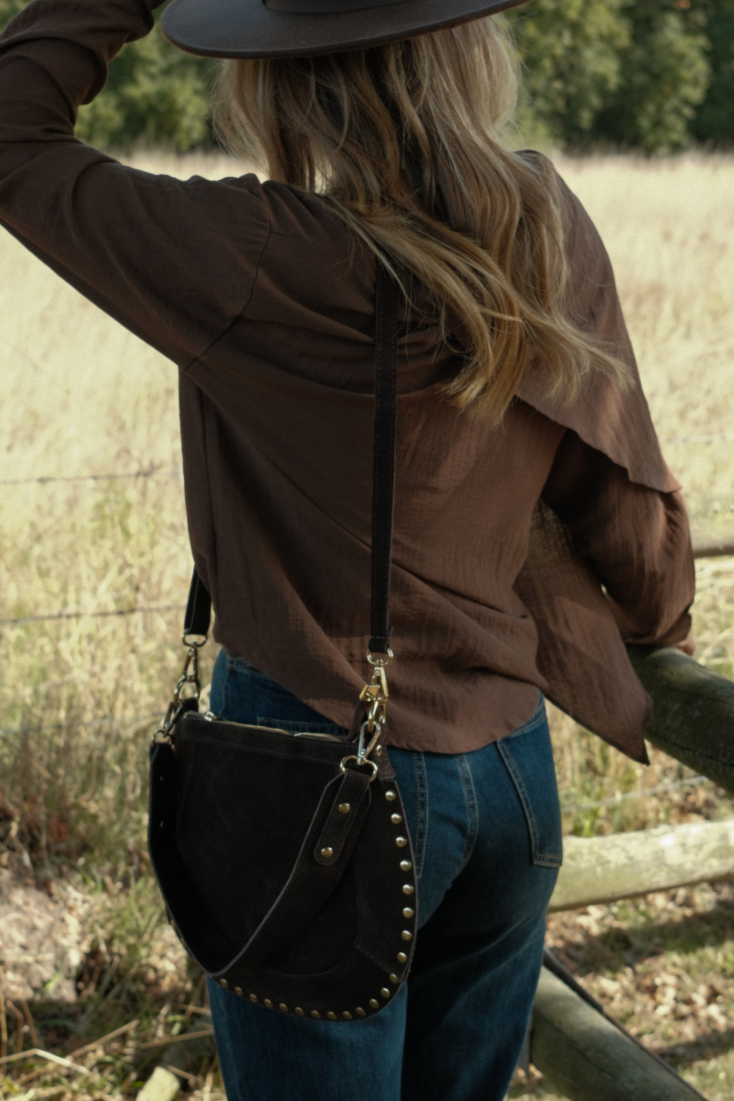 THE STUD SADDLE BAG CHOCO