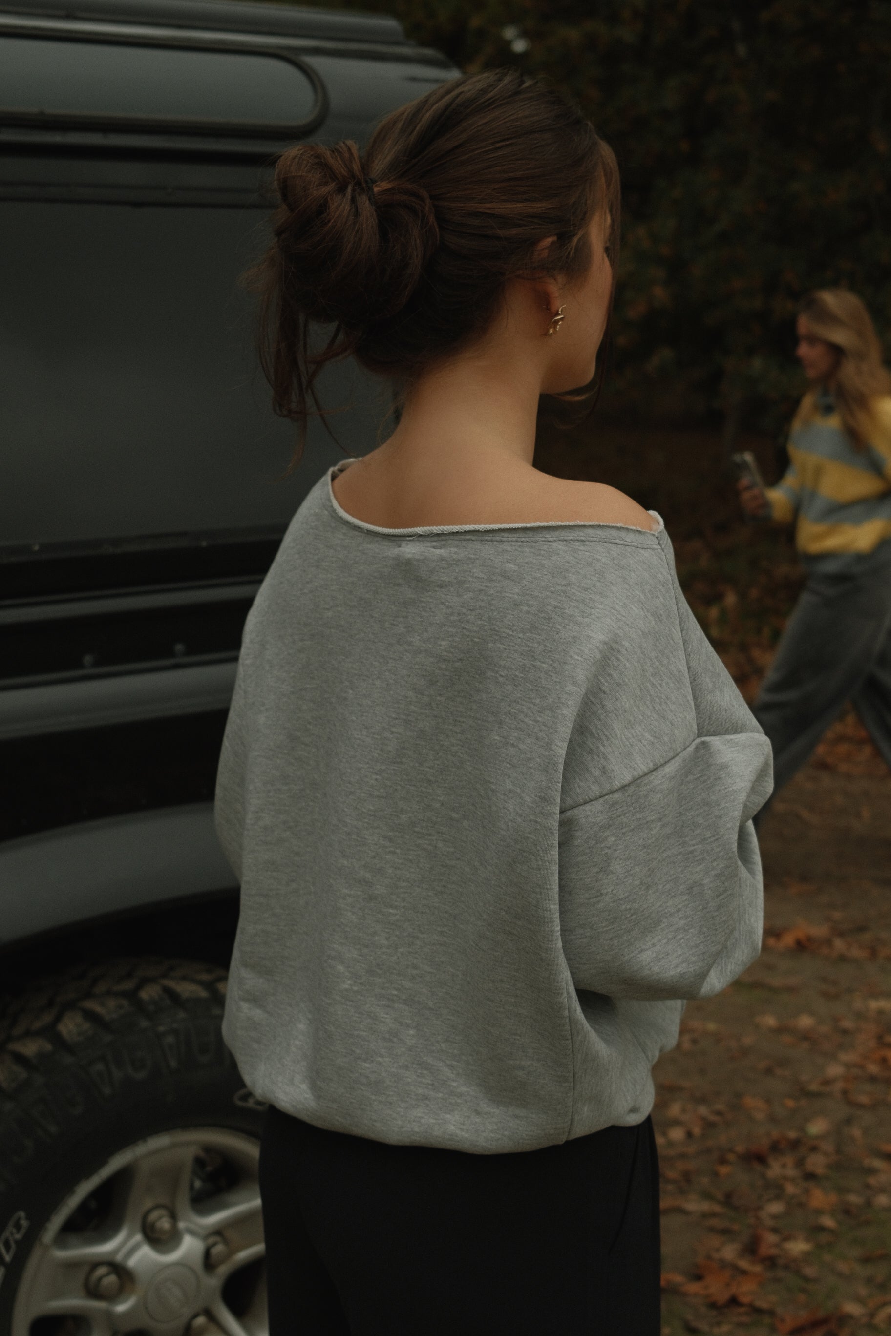 THE IRIS OFF SHOULDER SWEAT GREY