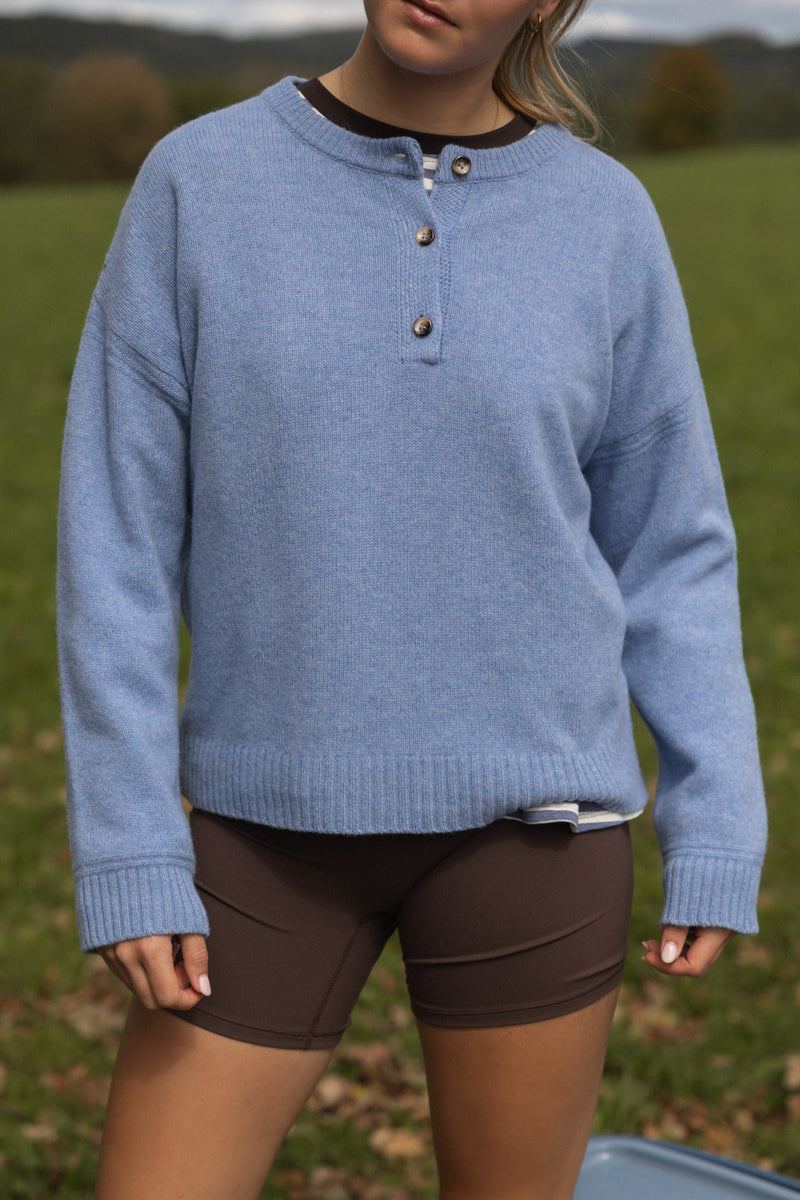 100% WOOL BUTTON KNIT BLUE