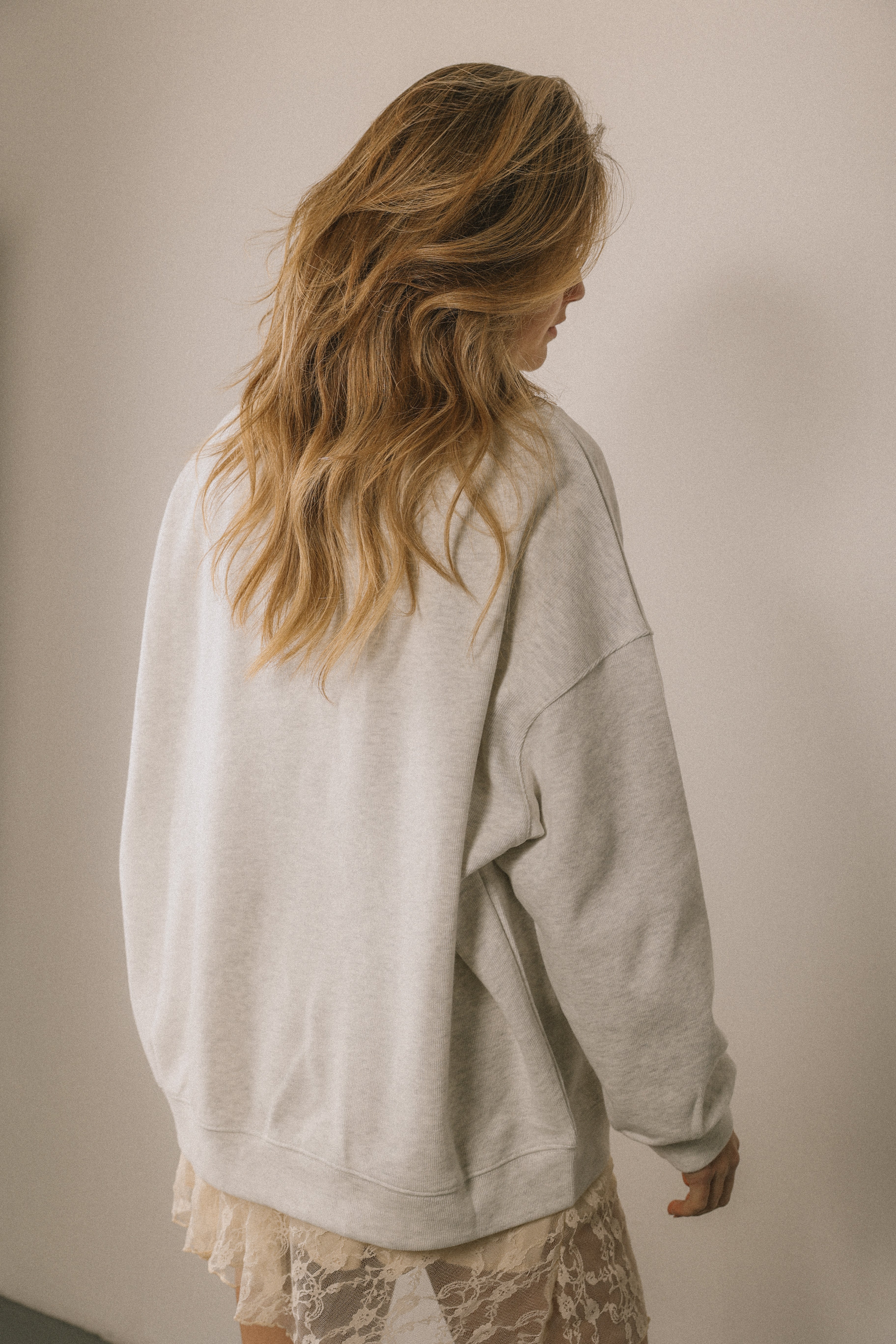 ESSENTIAL OVERSIZED SWEATER GREY