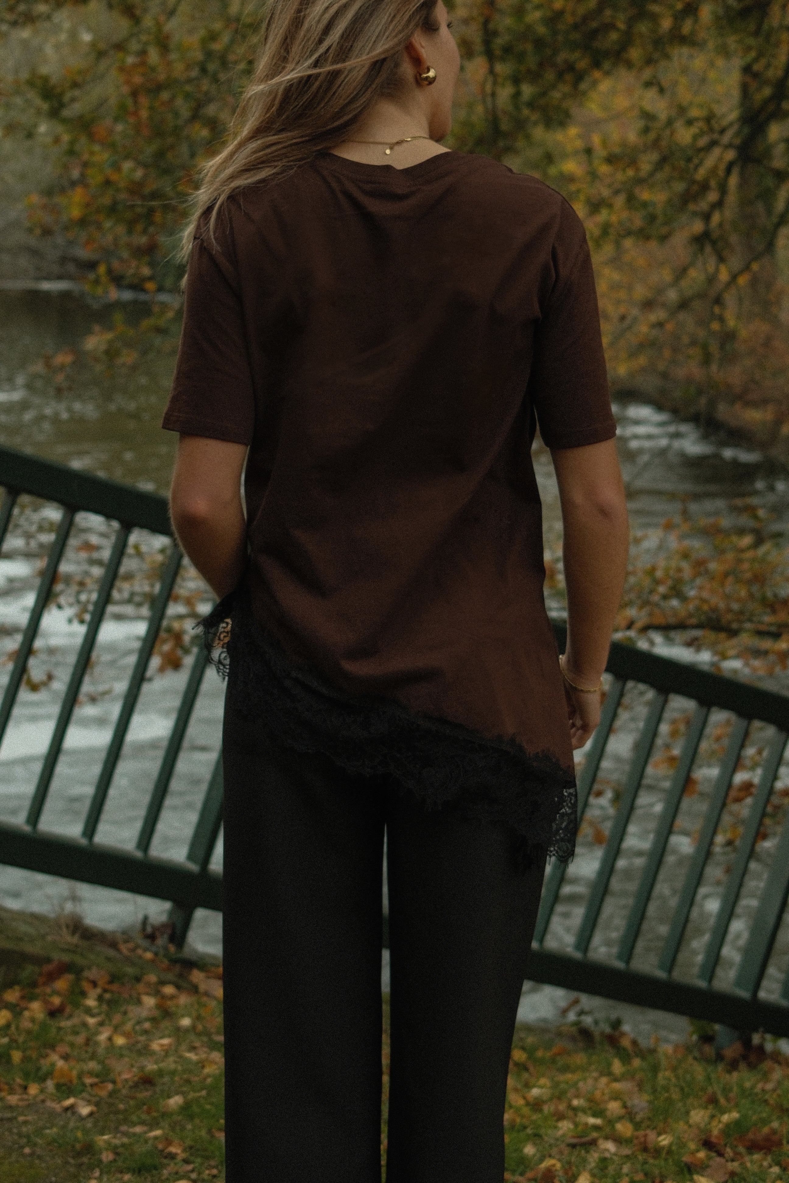 OVERSIZED LACE TEE CHOCO