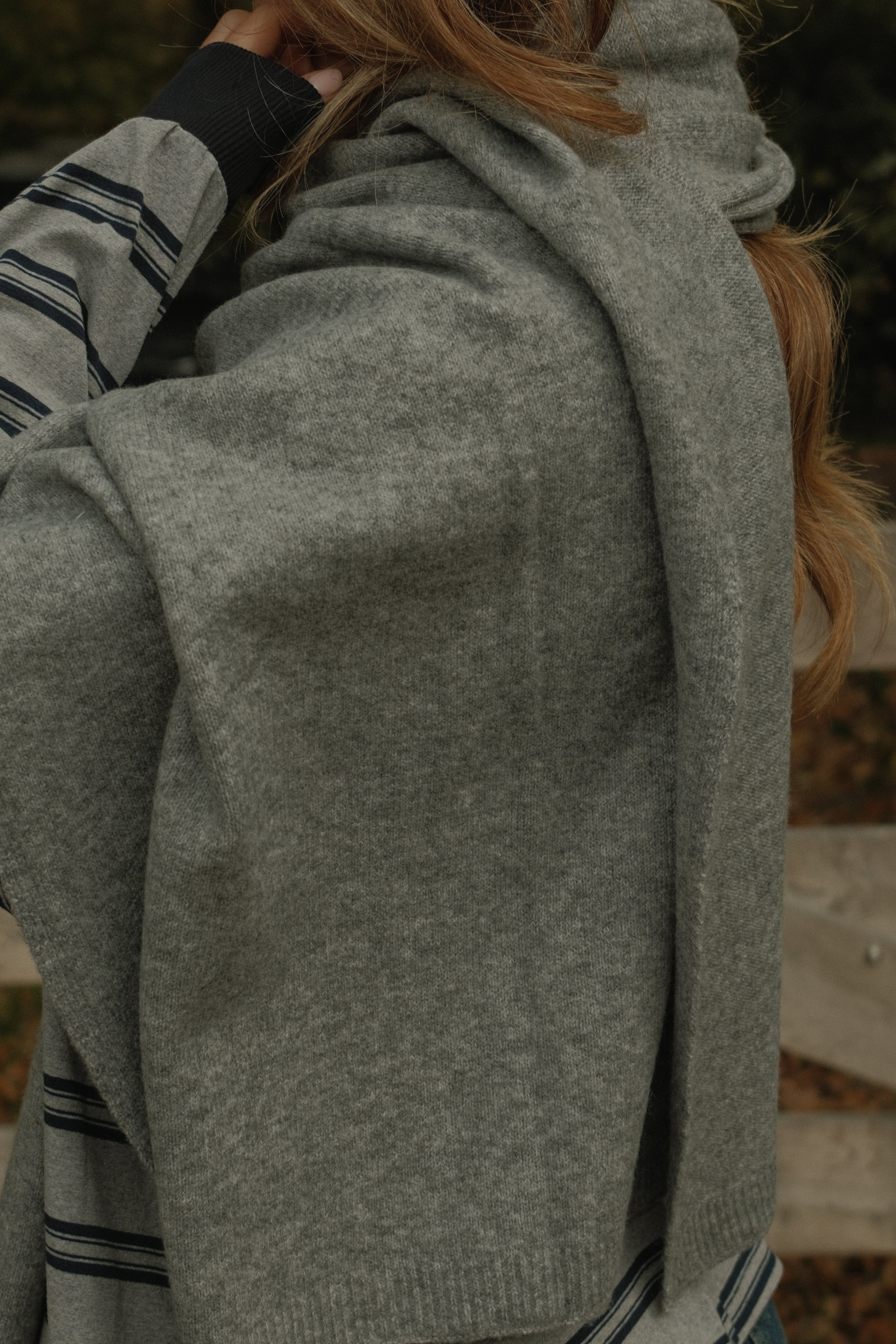 THE WRAP SCARF LIGHT GREY