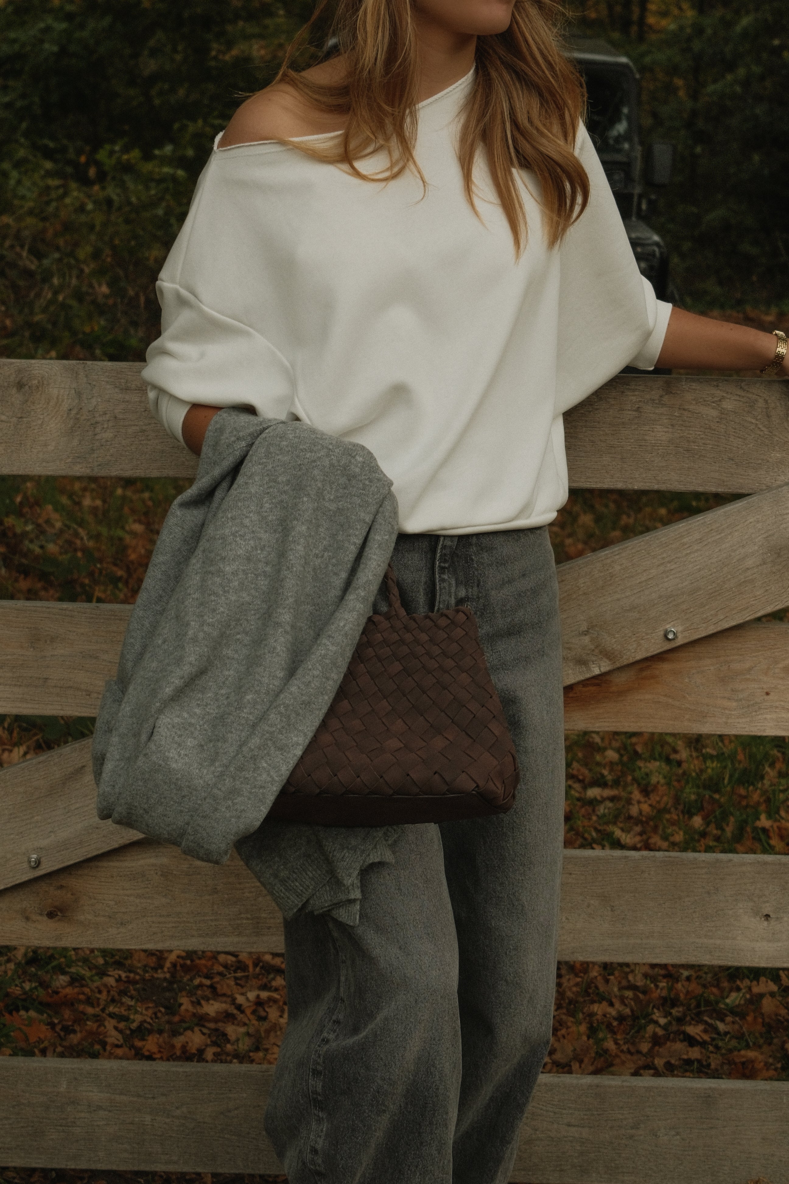 THE IRIS OFF SHOULDER SWEAT WHITE