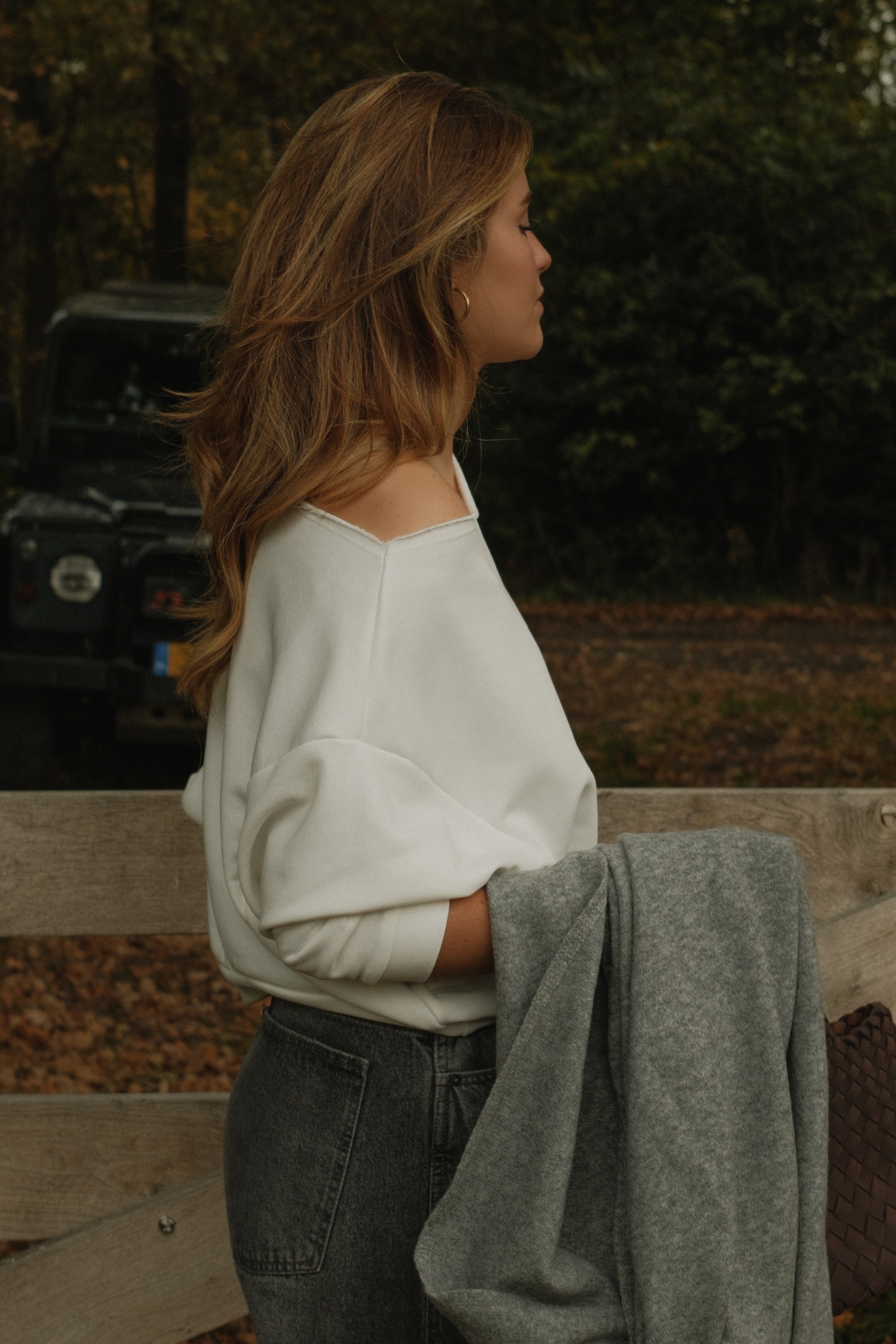 THE IRIS OFF SHOULDER SWEAT WHITE