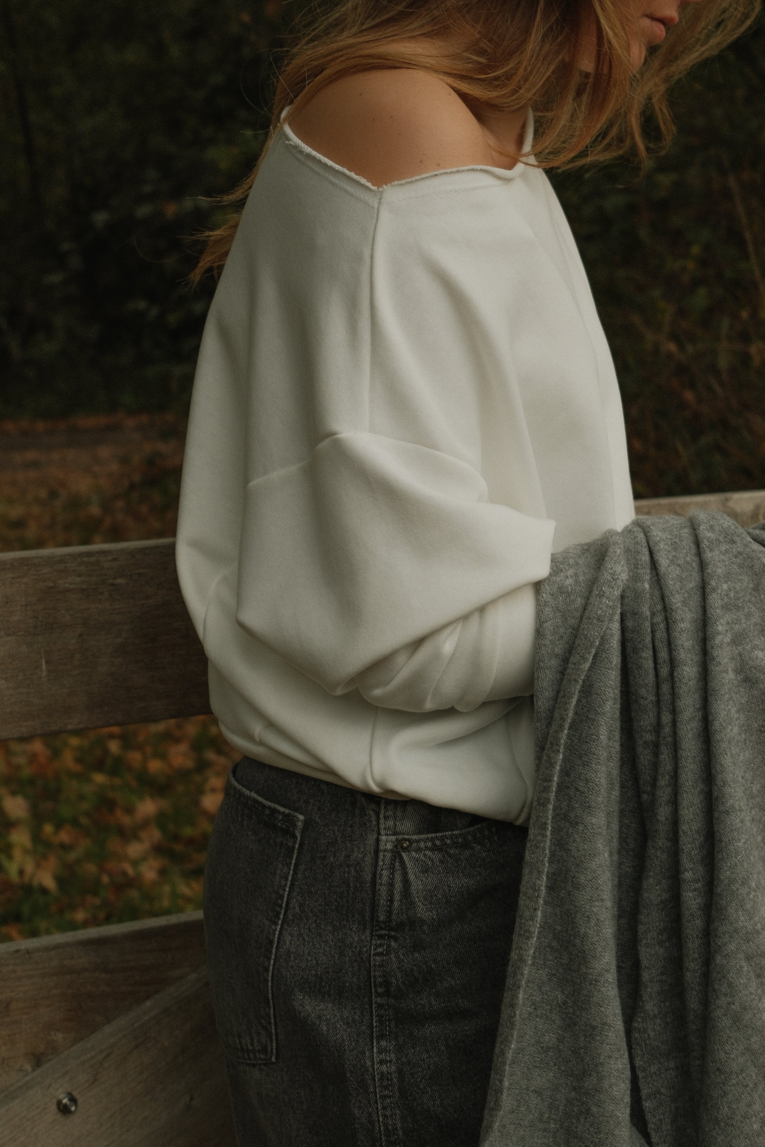 THE IRIS OFF SHOULDER SWEAT WHITE