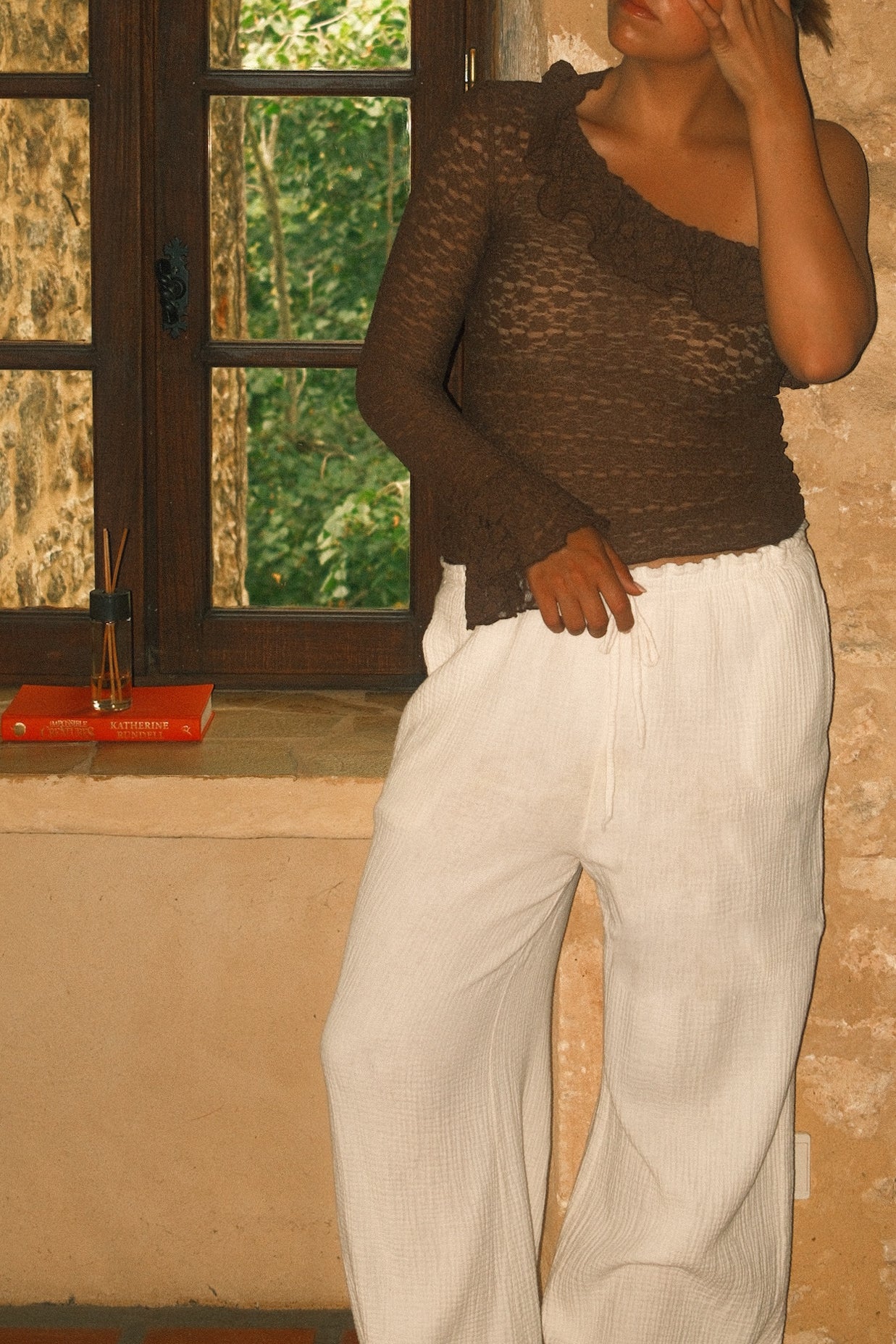 ONE-SHOULDER MIA TOP CHOCO