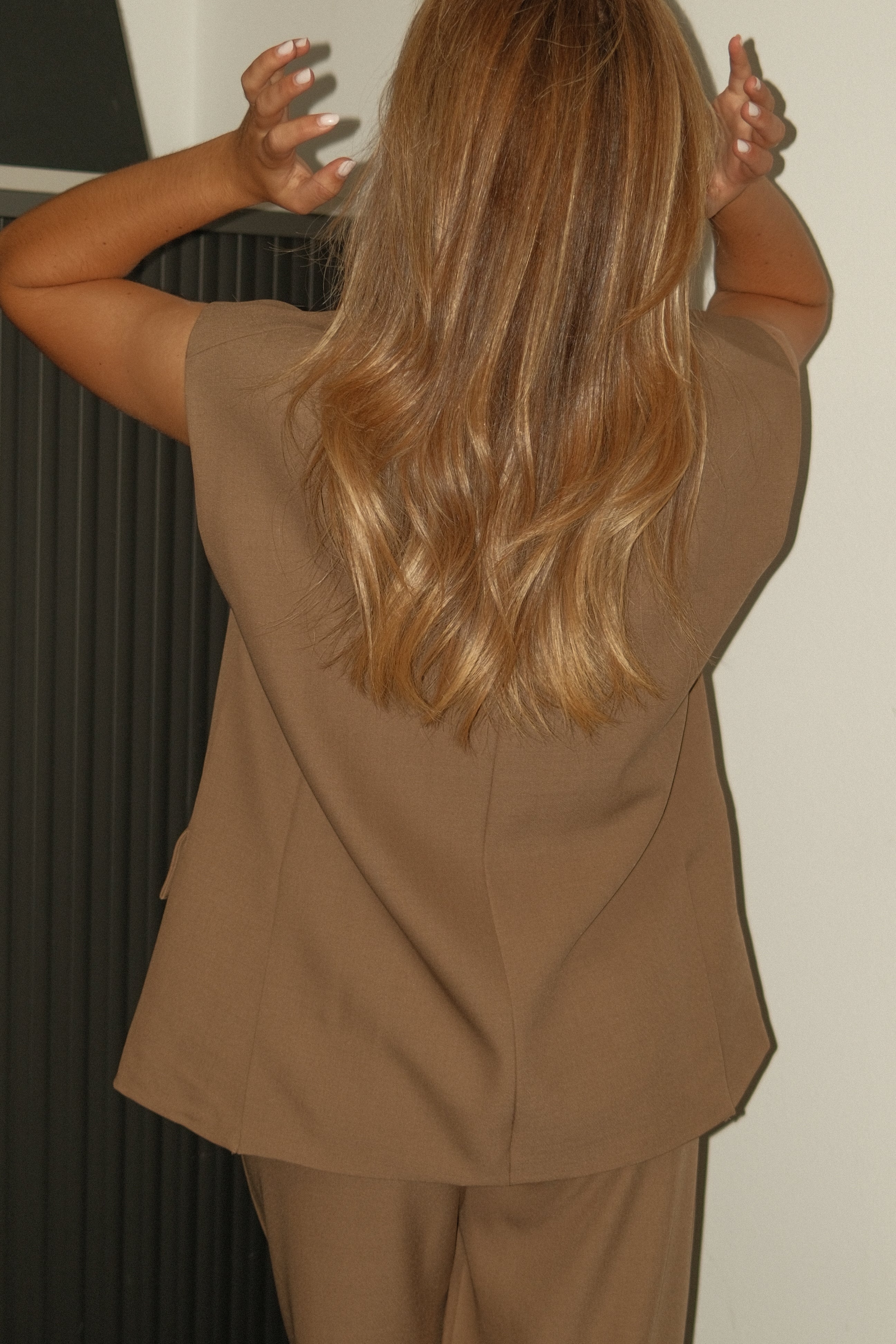 THE STELLA OVERSIZED SLEEVELESS BLAZER TAUPE