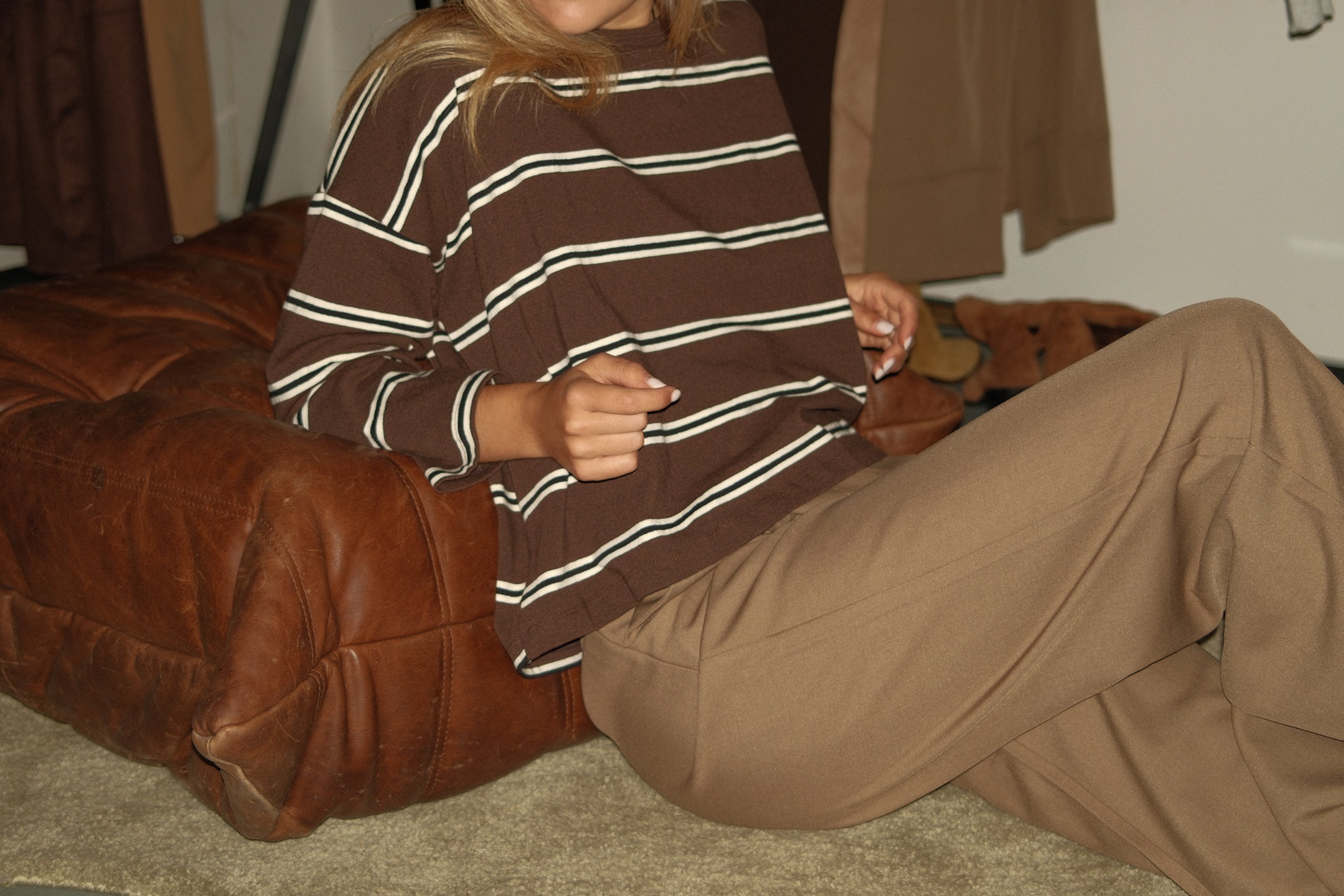 THE STRIPED FLARE TEE CHOCO