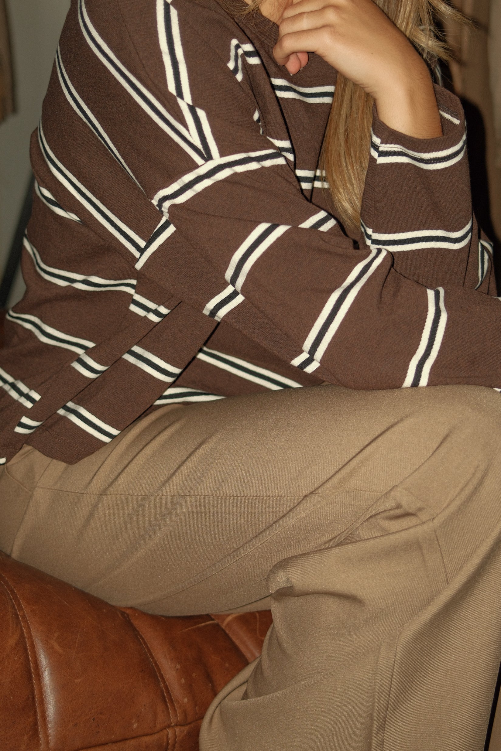 THE STRIPED FLARE TEE CHOCO