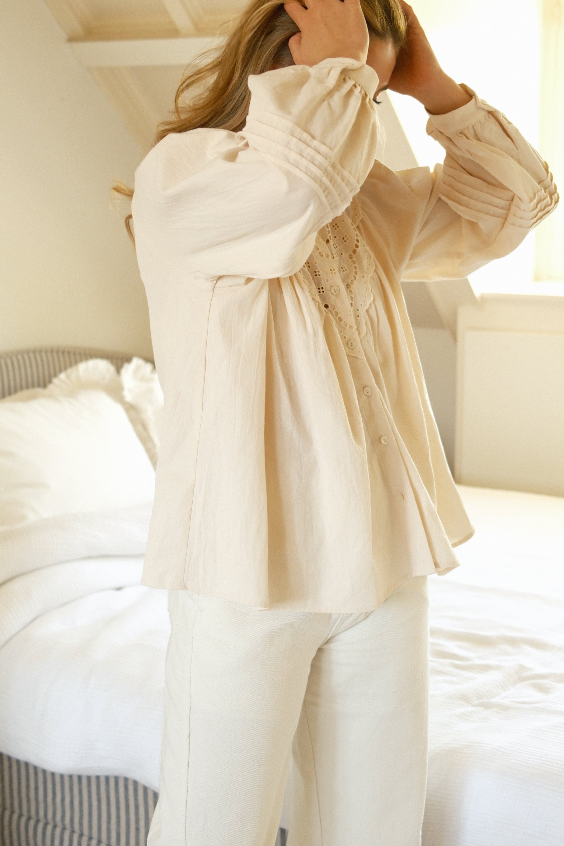 JOLINE BRODERIE BLOUSE ECRU