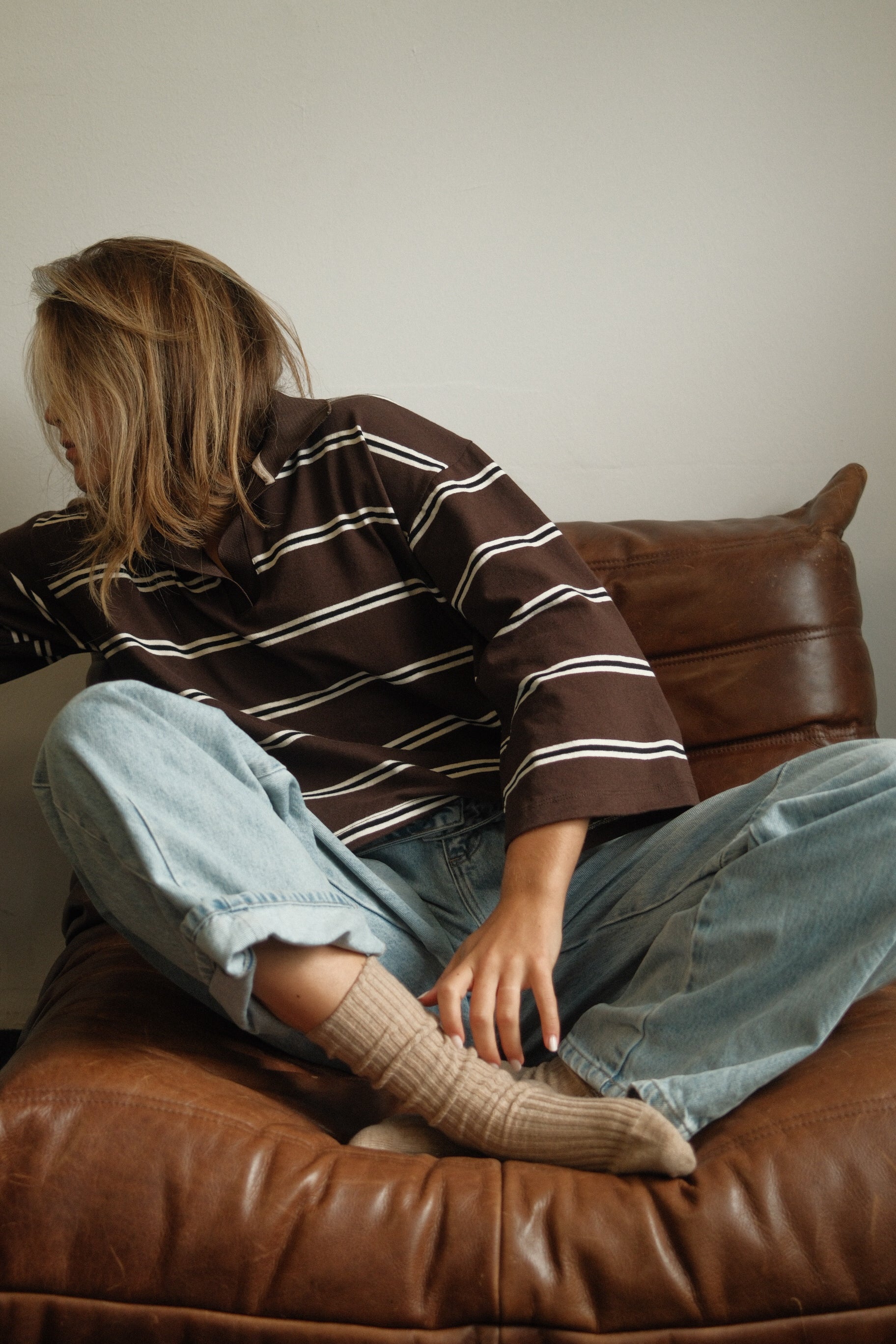THE STRIPED POLO SWEATER CHOCO