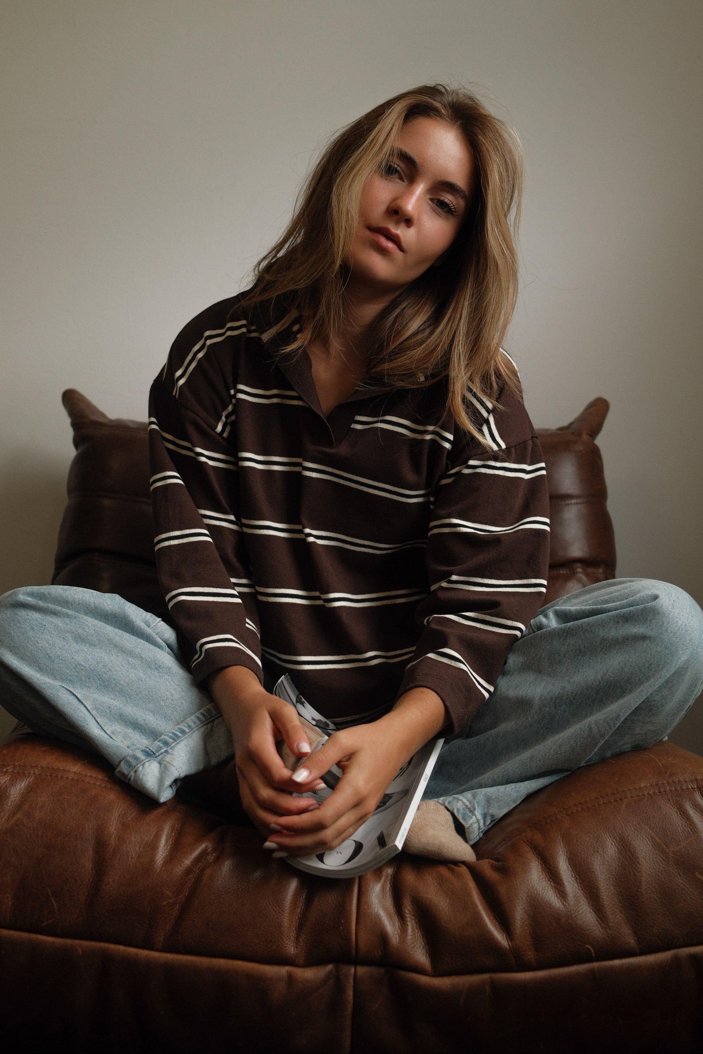 THE STRIPED POLO SWEATER CHOCO