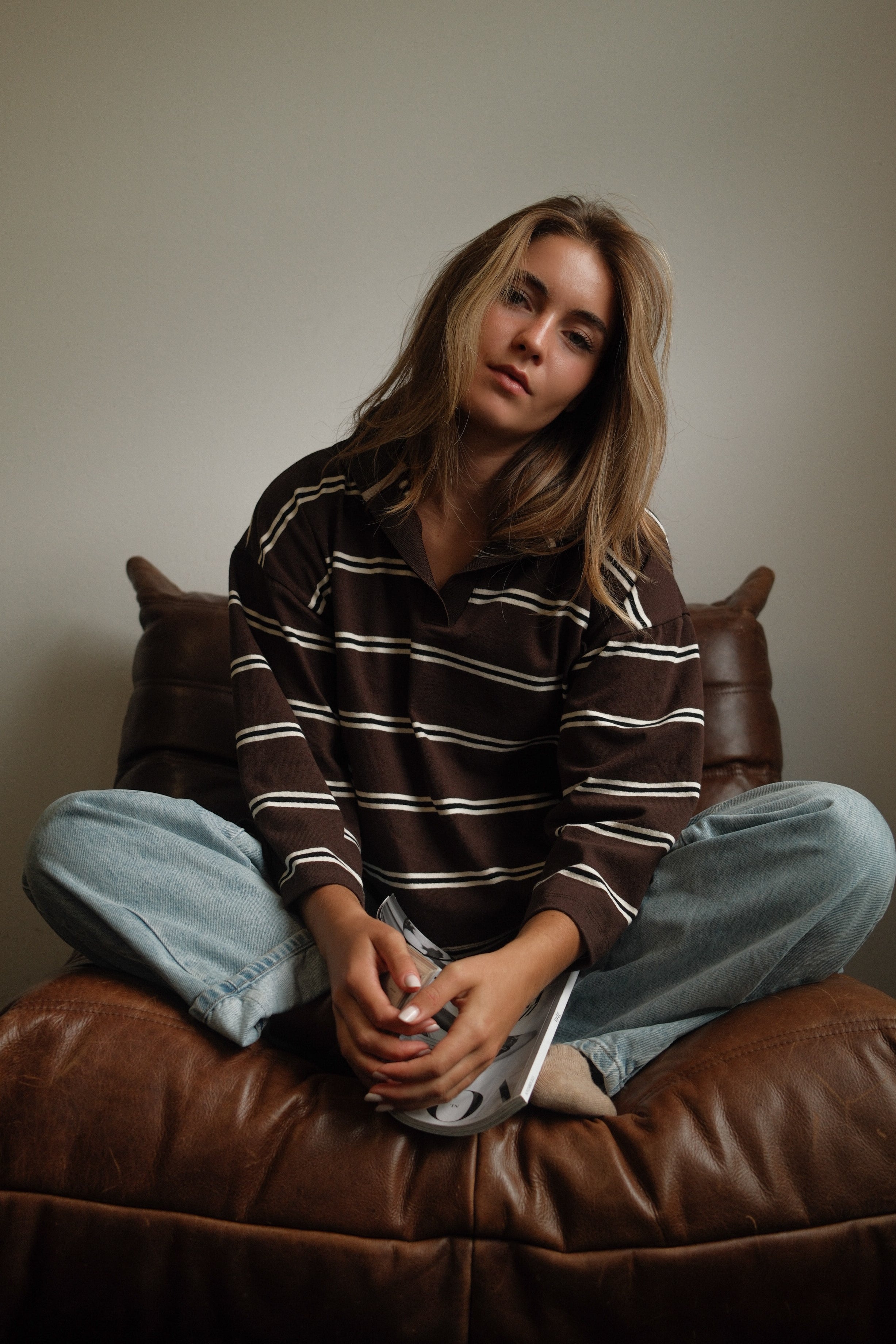 THE STRIPED POLO SWEATER CHOCO