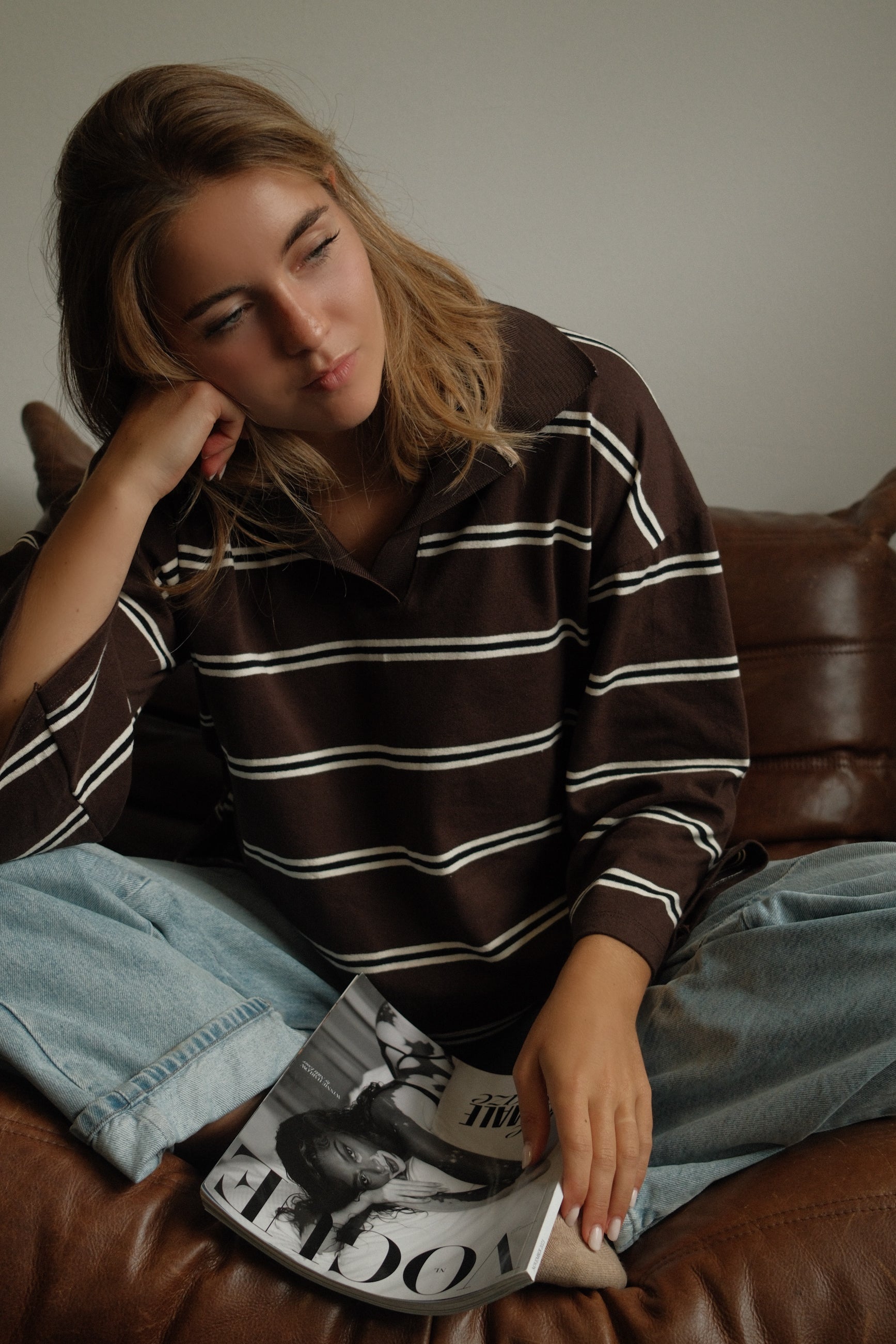 THE STRIPED POLO SWEATER CHOCO