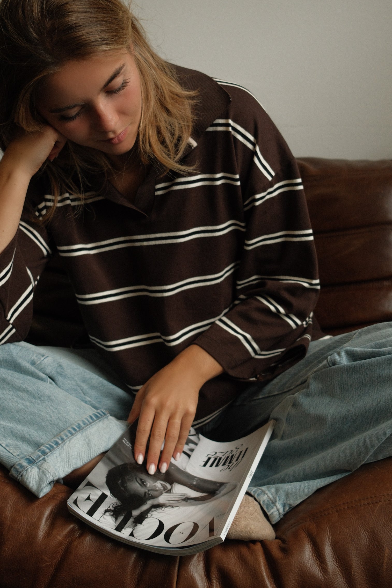 THE STRIPED POLO SWEATER CHOCO