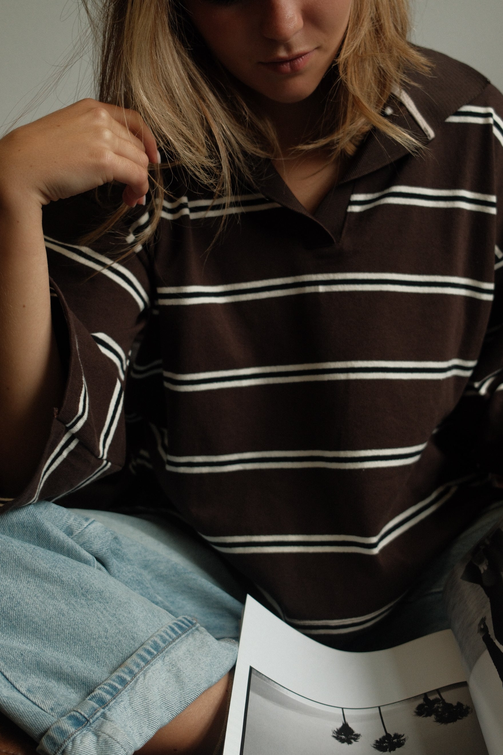 THE STRIPED POLO SWEATER CHOCO
