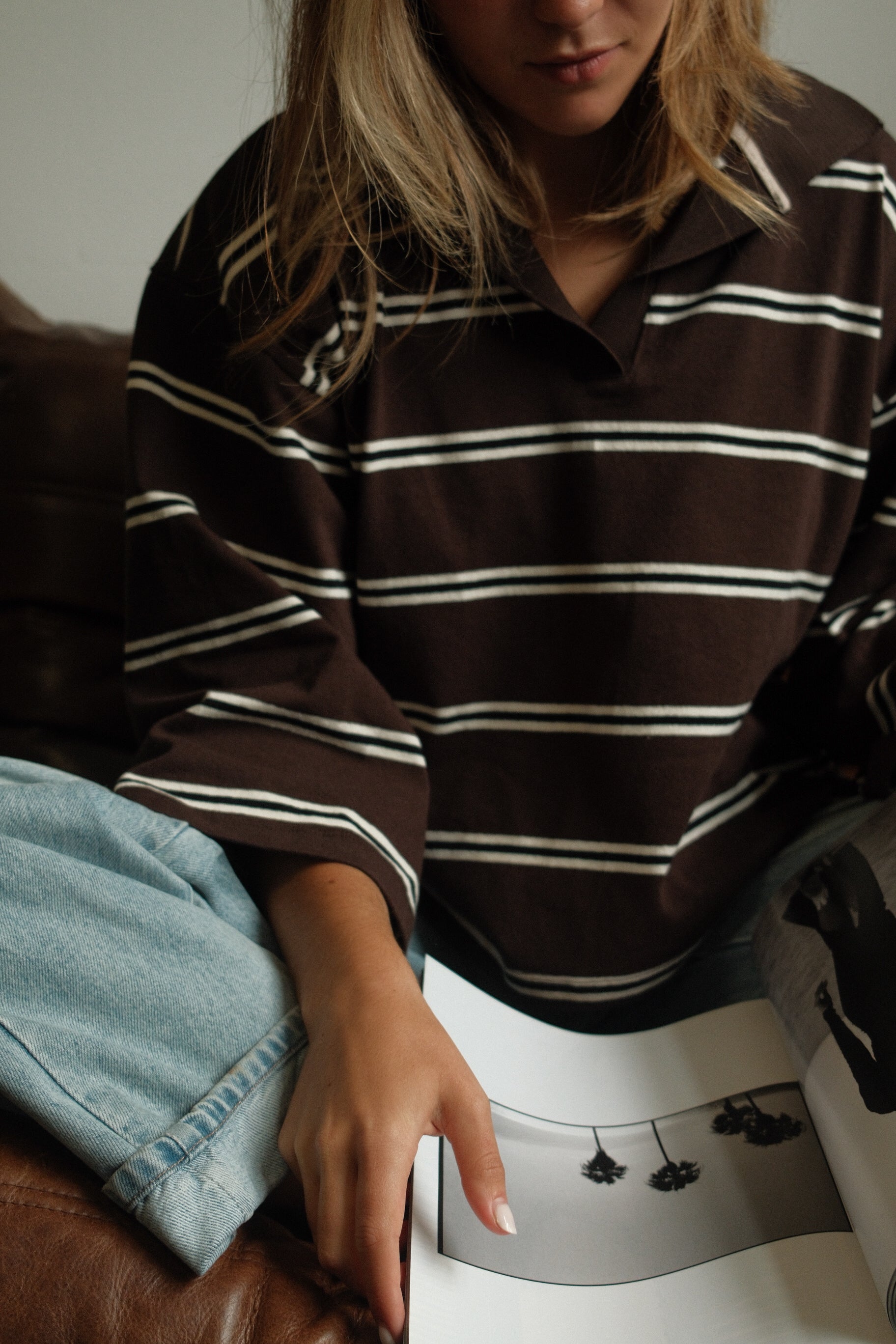 THE STRIPED POLO SWEATER CHOCO
