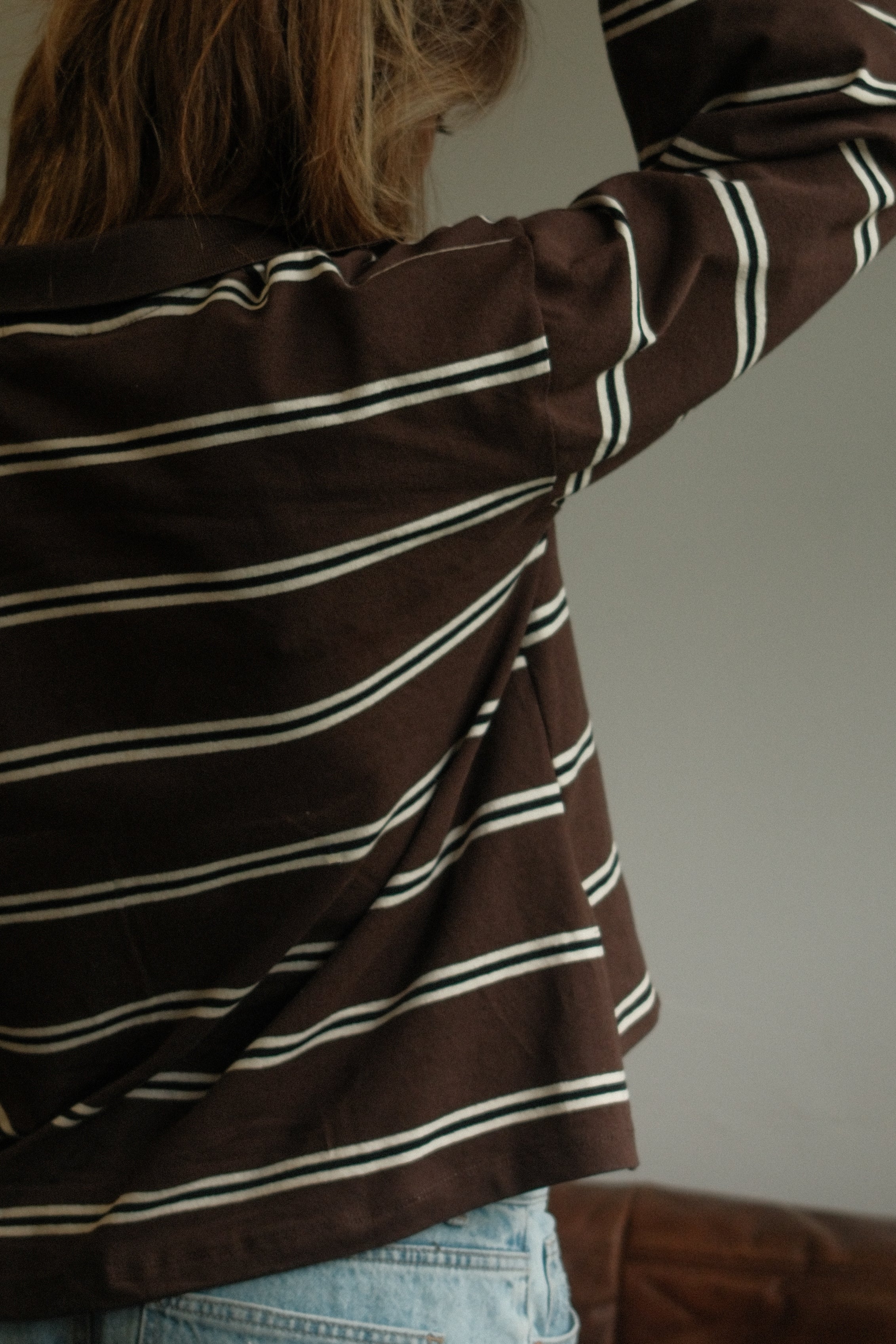 THE STRIPED POLO SWEATER CHOCO