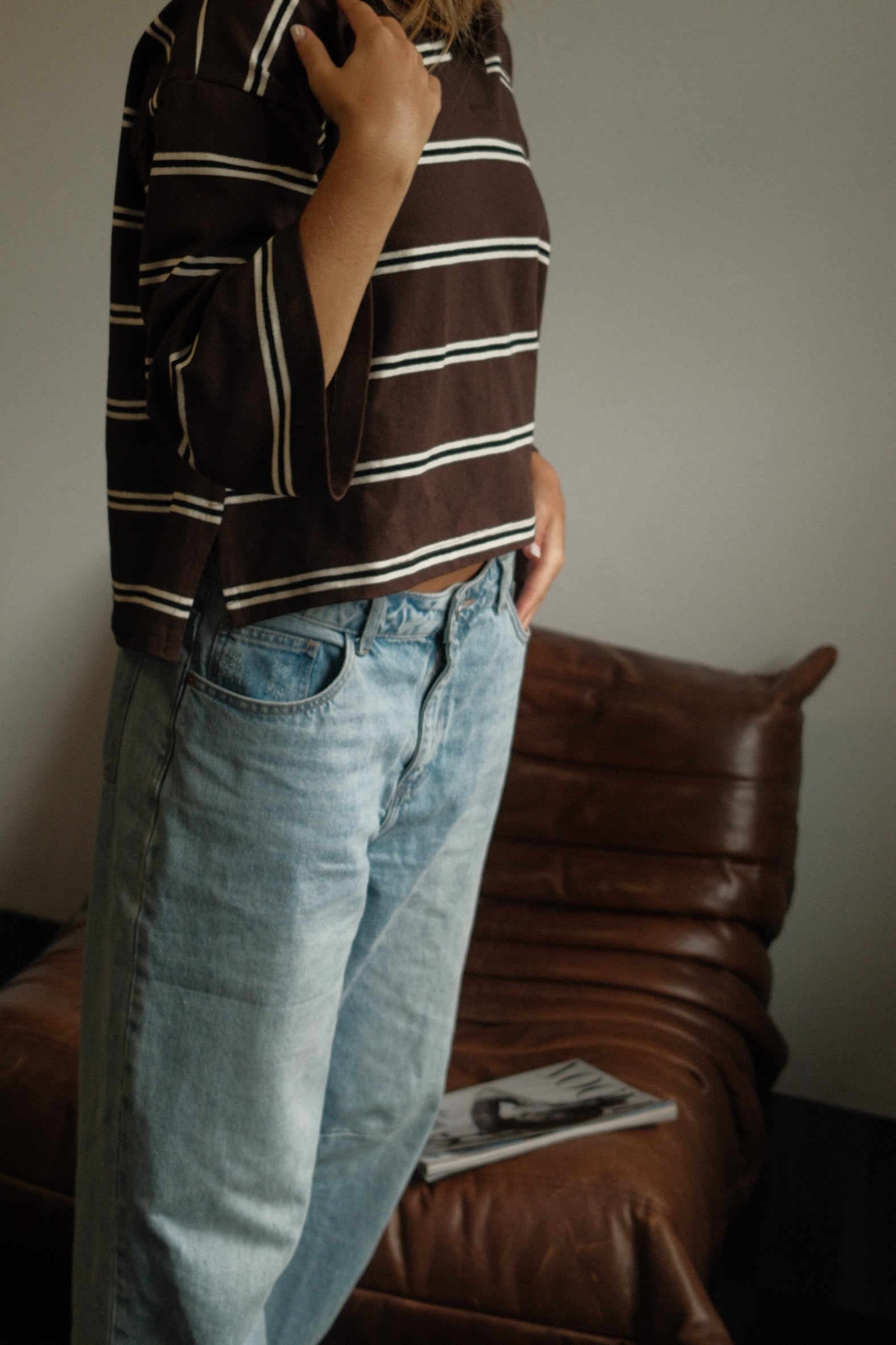 THE STRIPED POLO SWEATER CHOCO