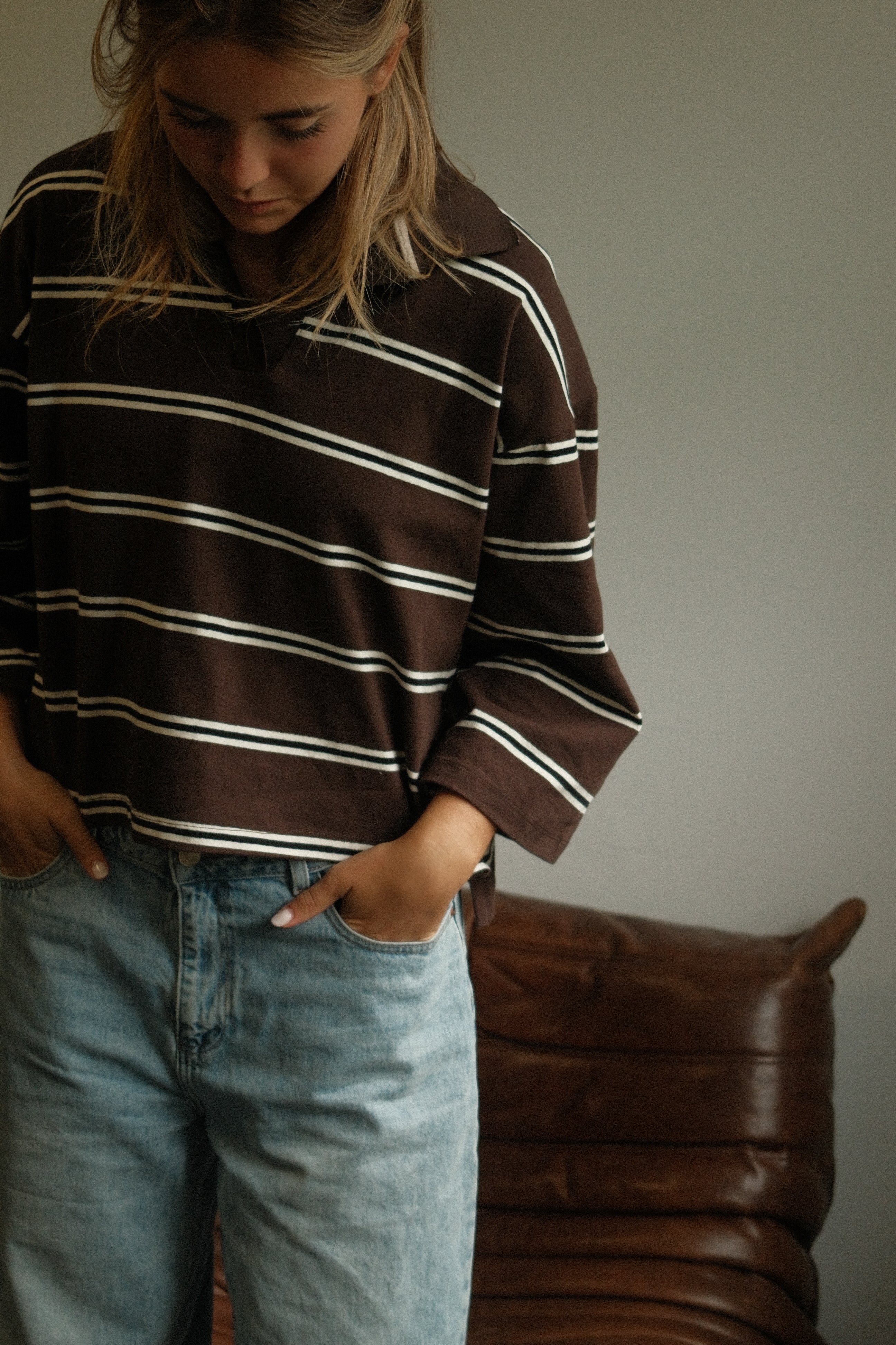 THE STRIPED POLO SWEATER CHOCO