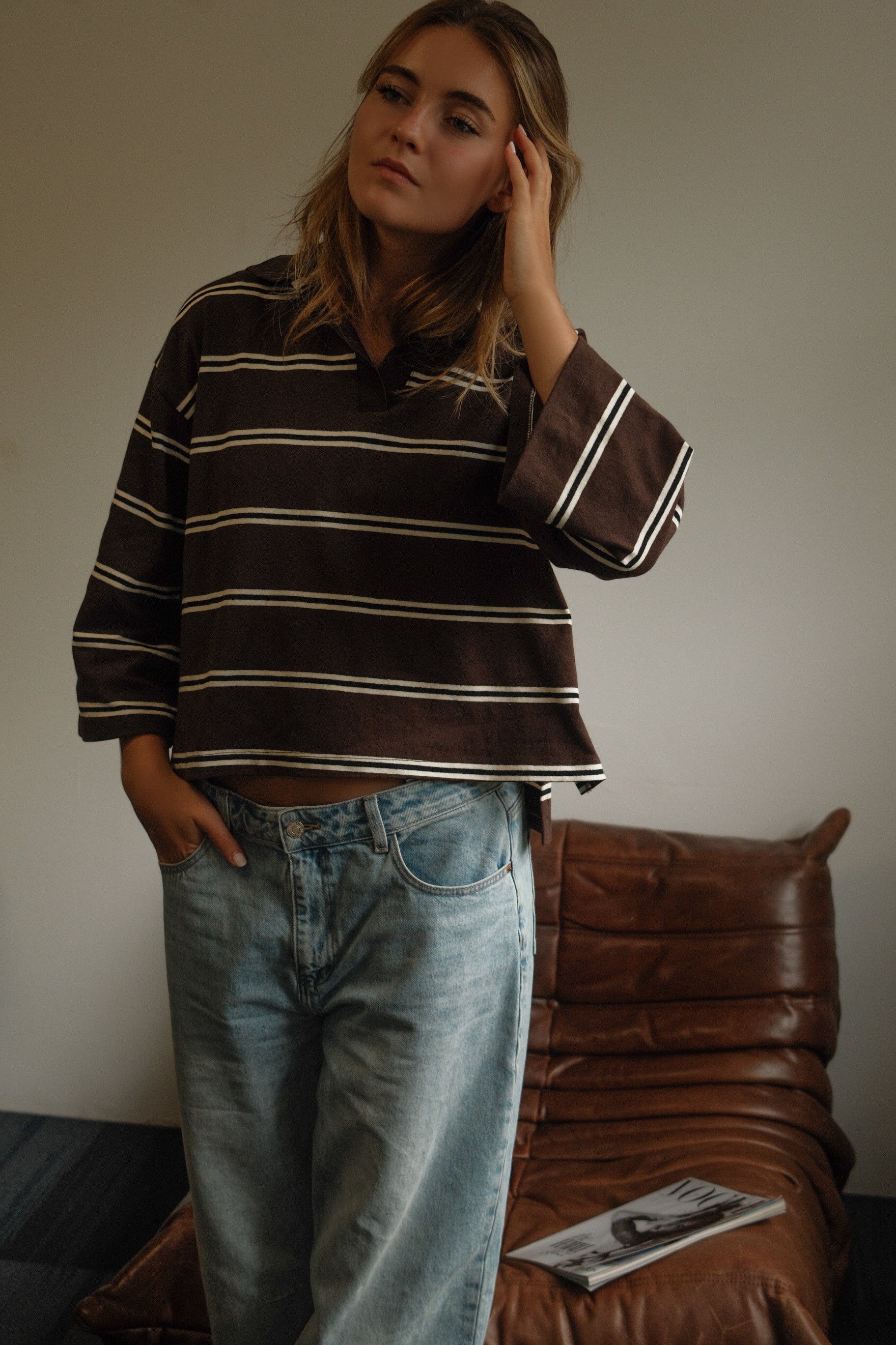 THE STRIPED POLO SWEATER CHOCO