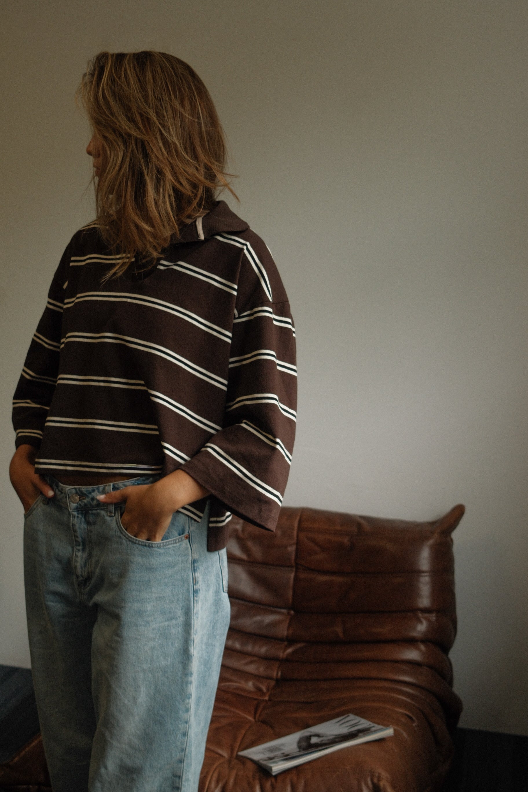 THE STRIPED POLO SWEATER CHOCO