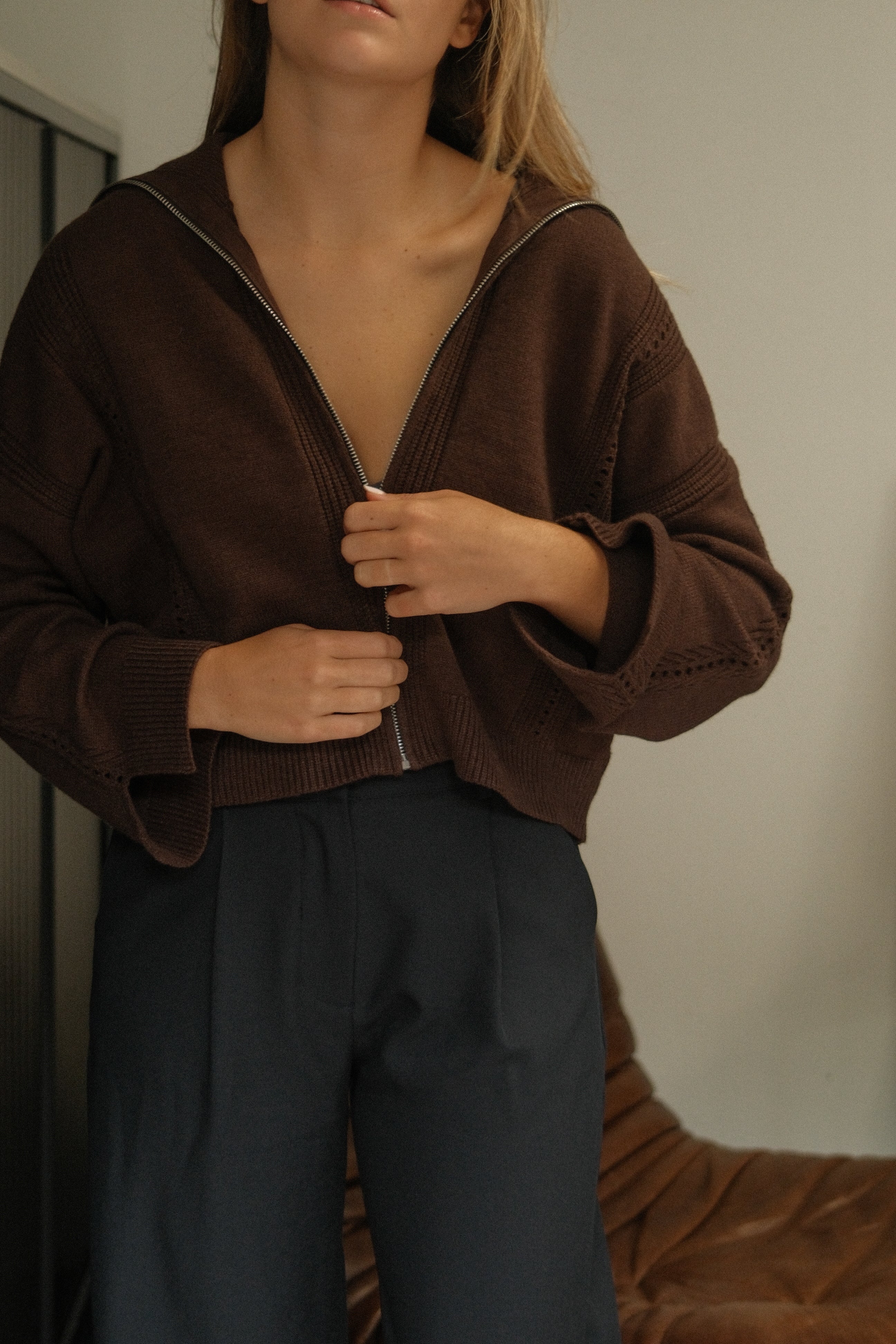 THE GRAND COLLAR KNIT CHOCO
