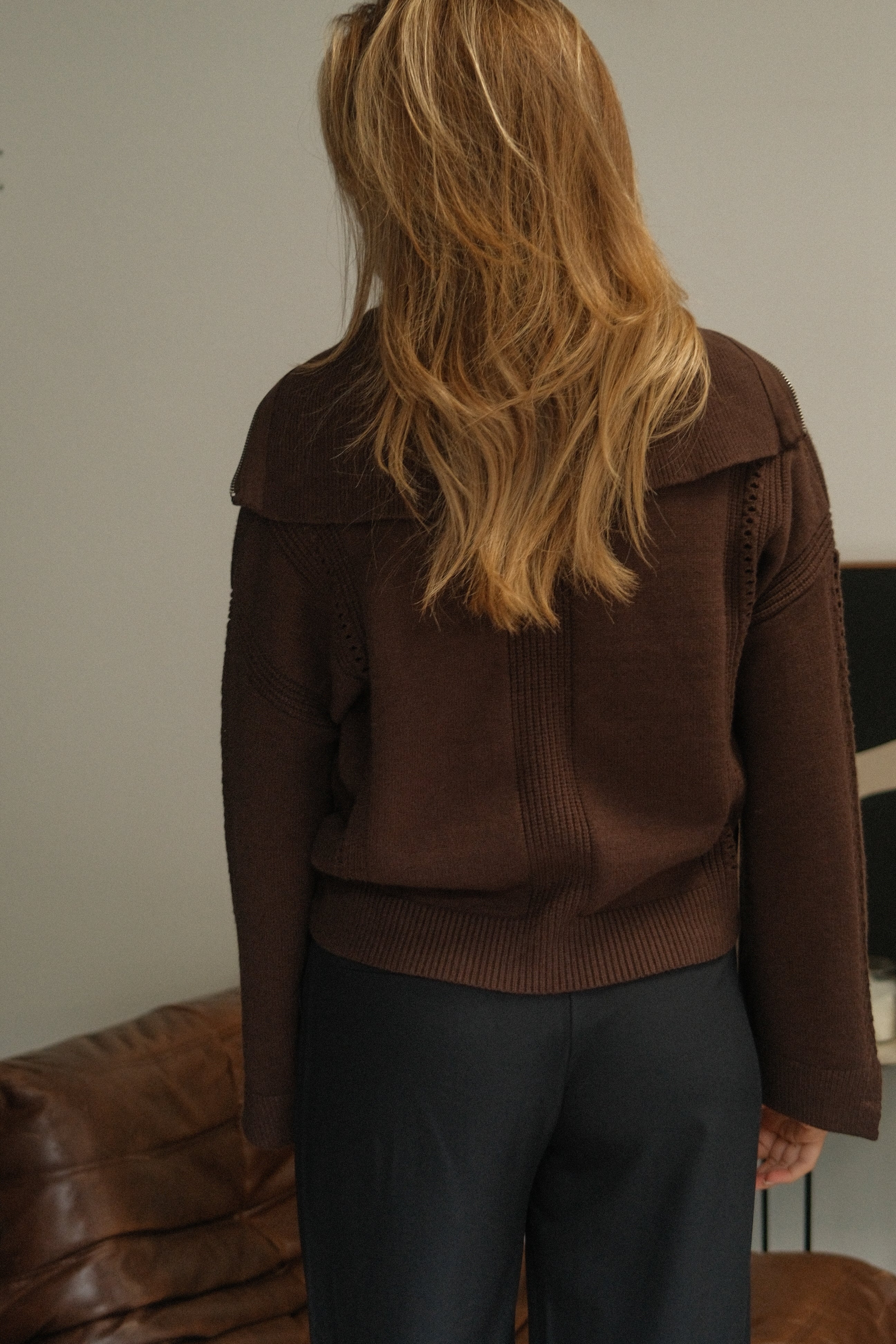 THE GRAND COLLAR KNIT CHOCO