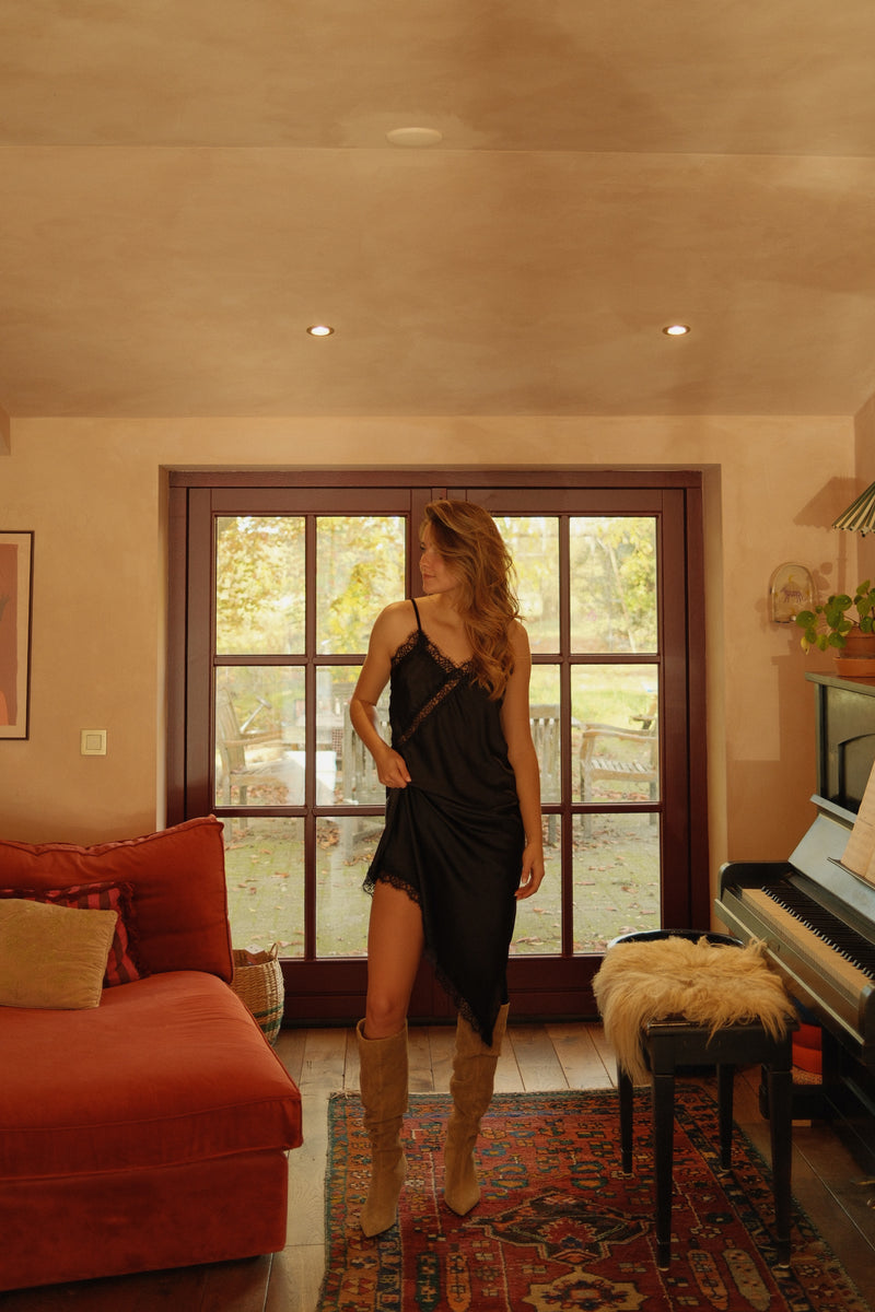 LACY DRESS BLACK