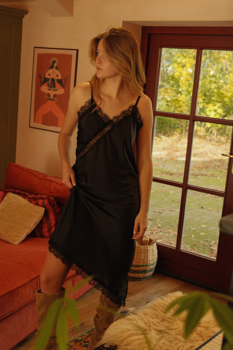 LACY DRESS BLACK