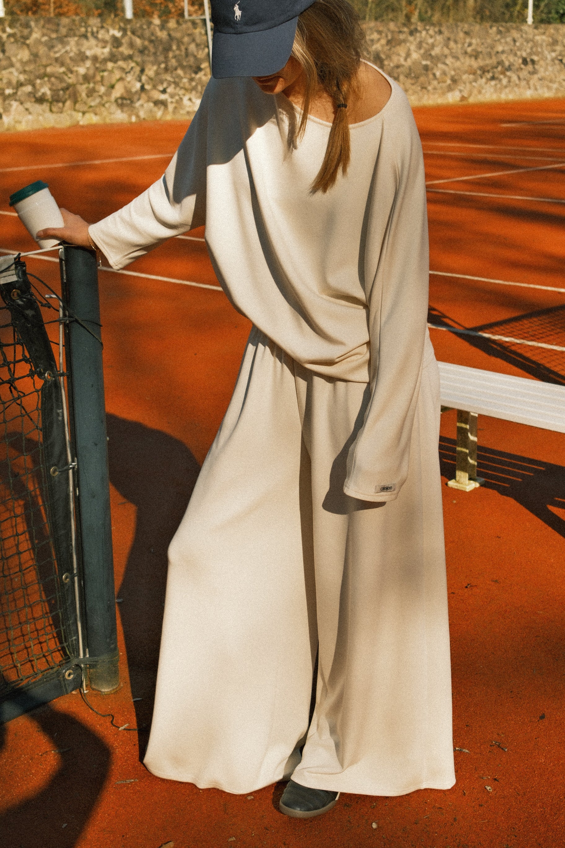 OFF SHOULDER ATELJEE TEE ECRU