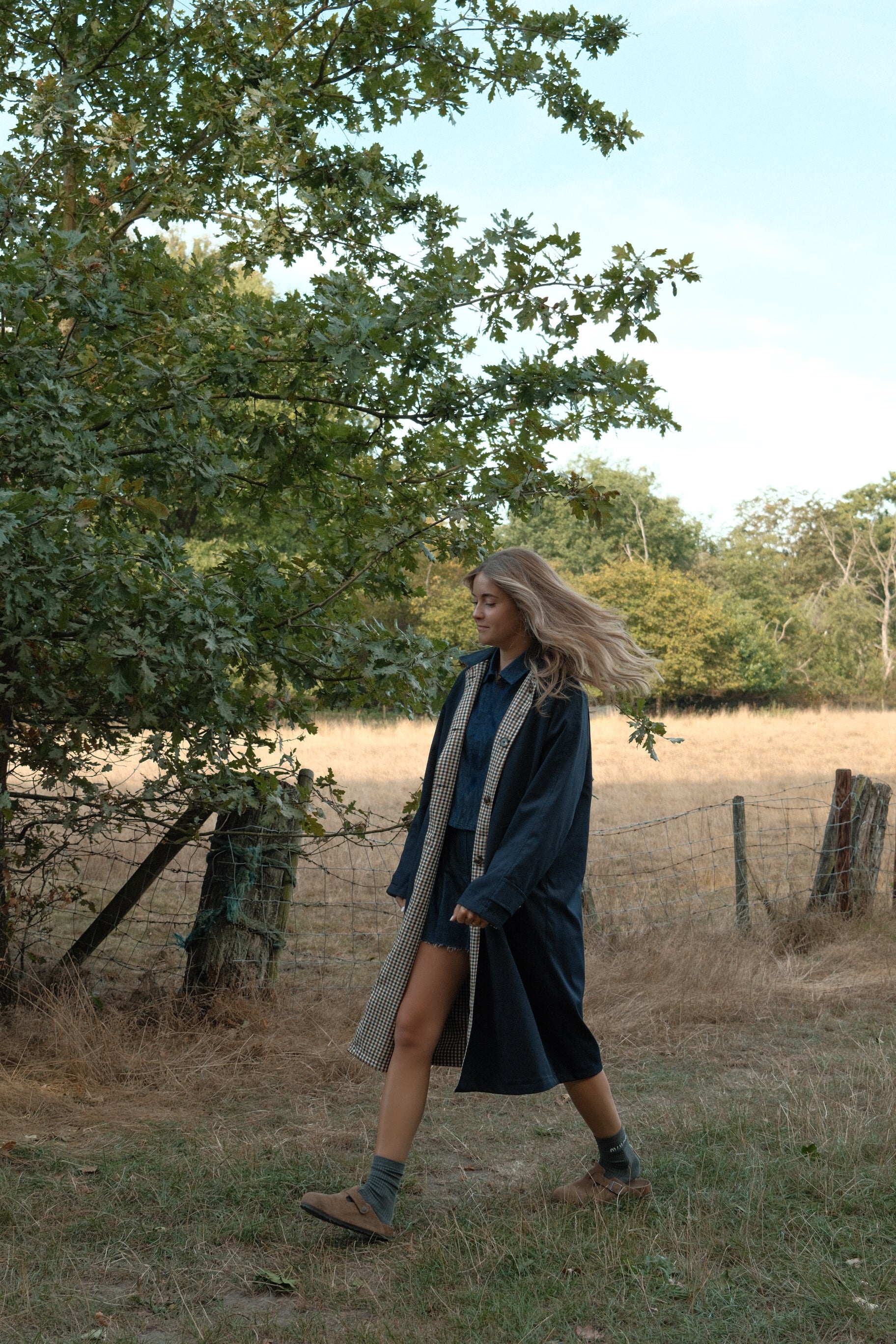 THE REVERSIBLE CHECK TRENCH COAT NAVY