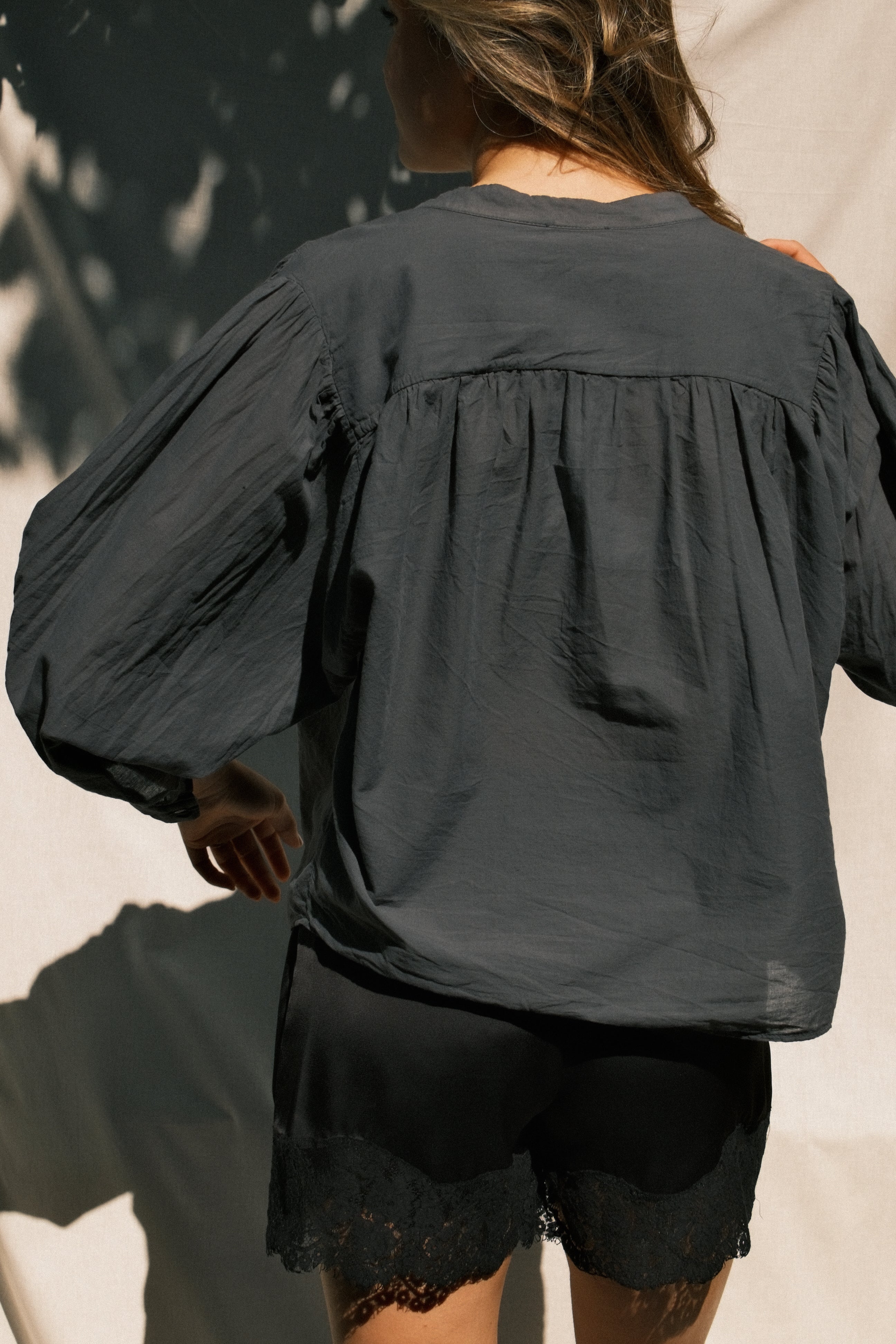 THE NORAH SHIRT SMOKE GREY