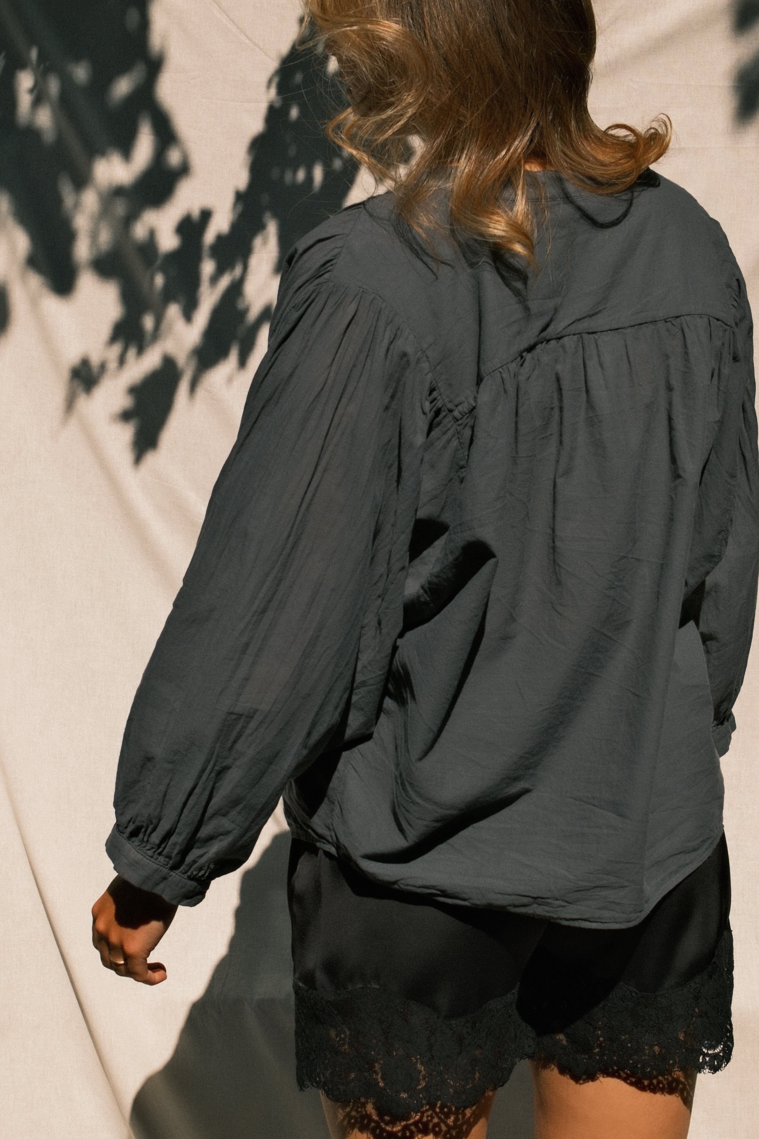 THE NORAH SHIRT SMOKE GREY