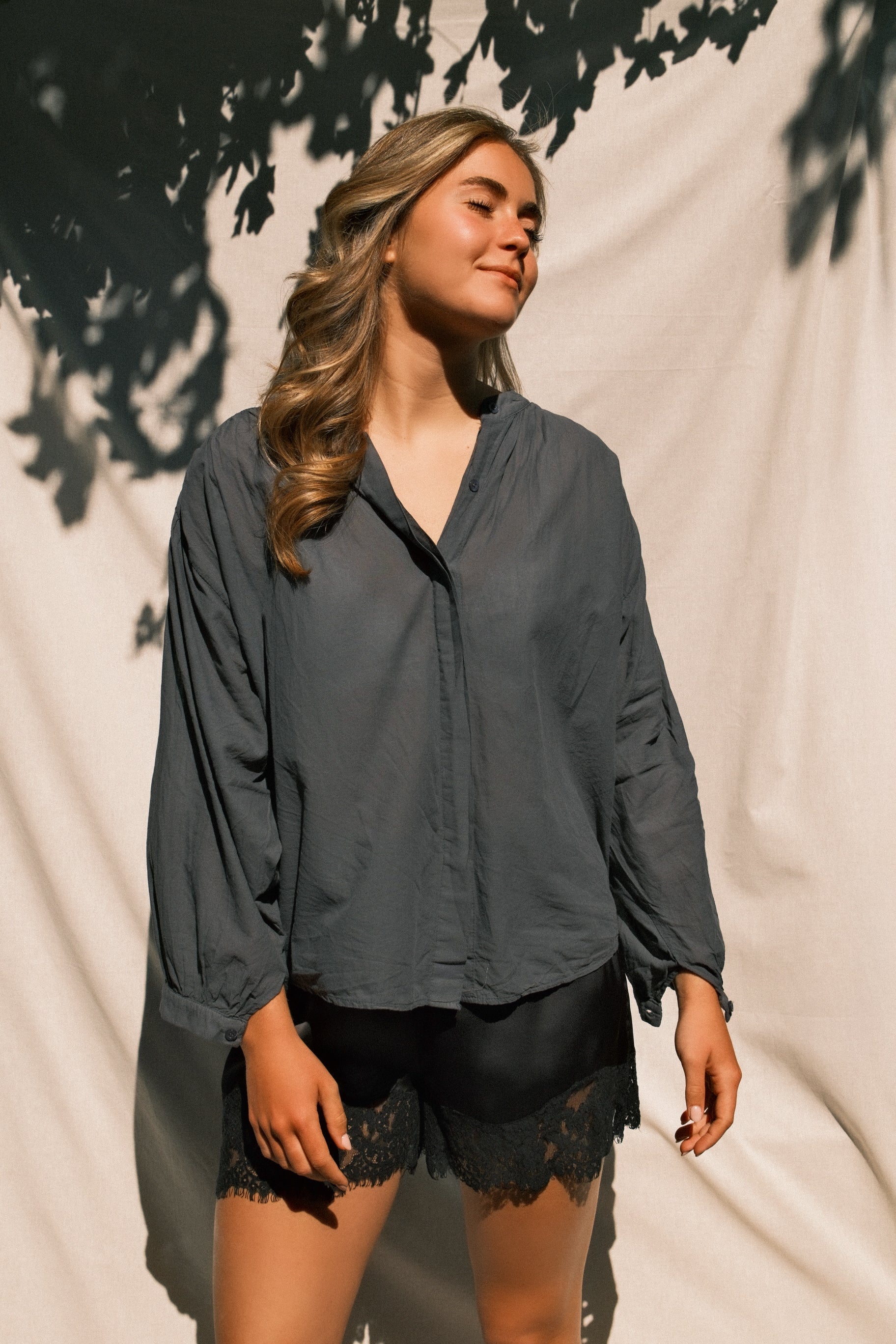 THE NORAH SHIRT SMOKE GREY
