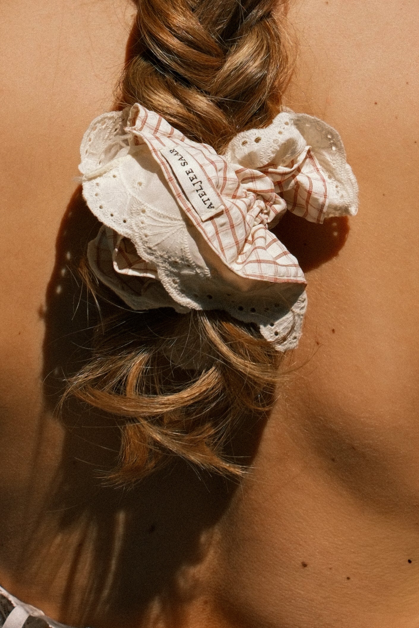 CHECKED LACE SCRUNCHIE RED