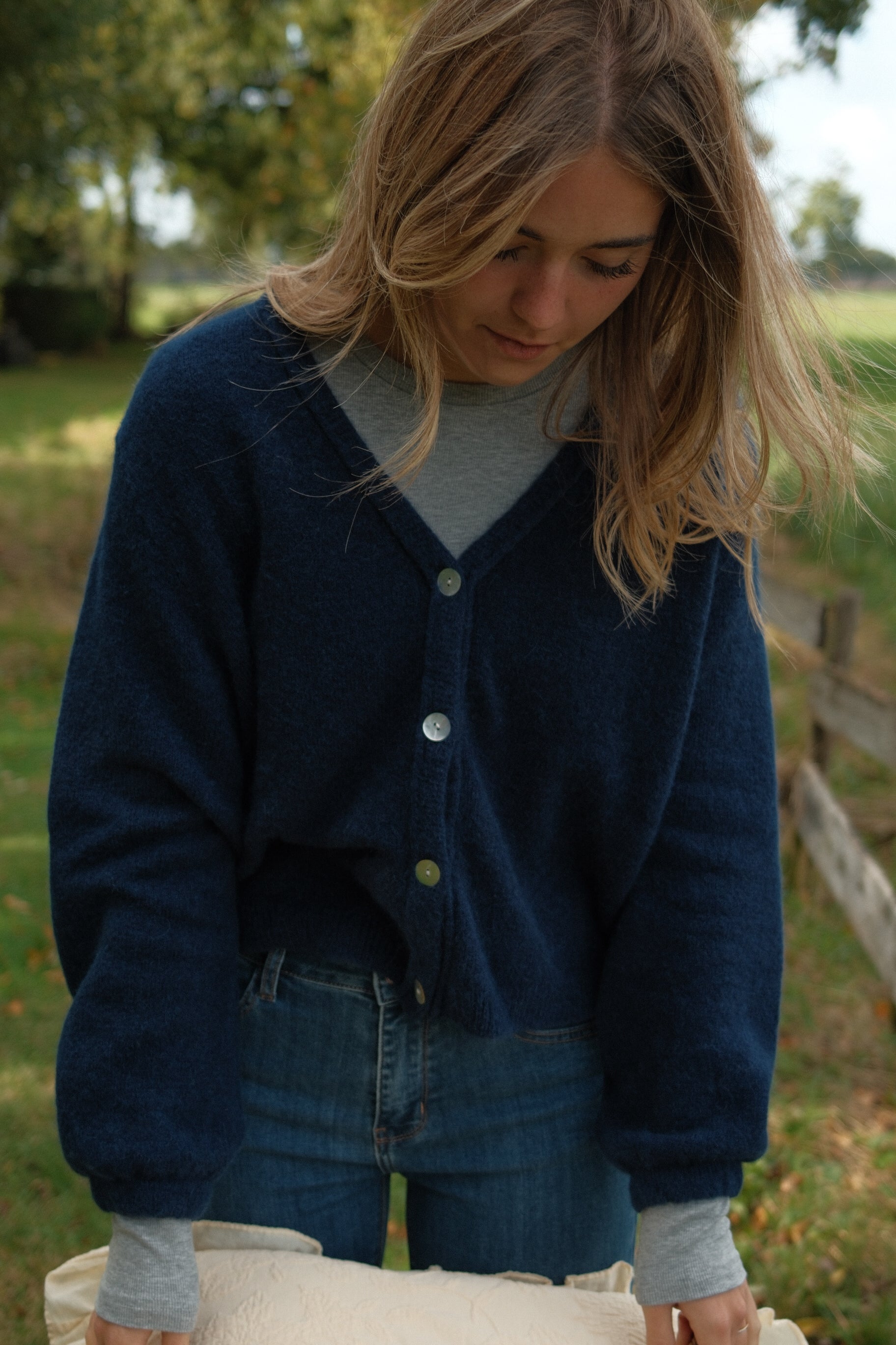 THE ALPACA V CARDIGAN NAVY