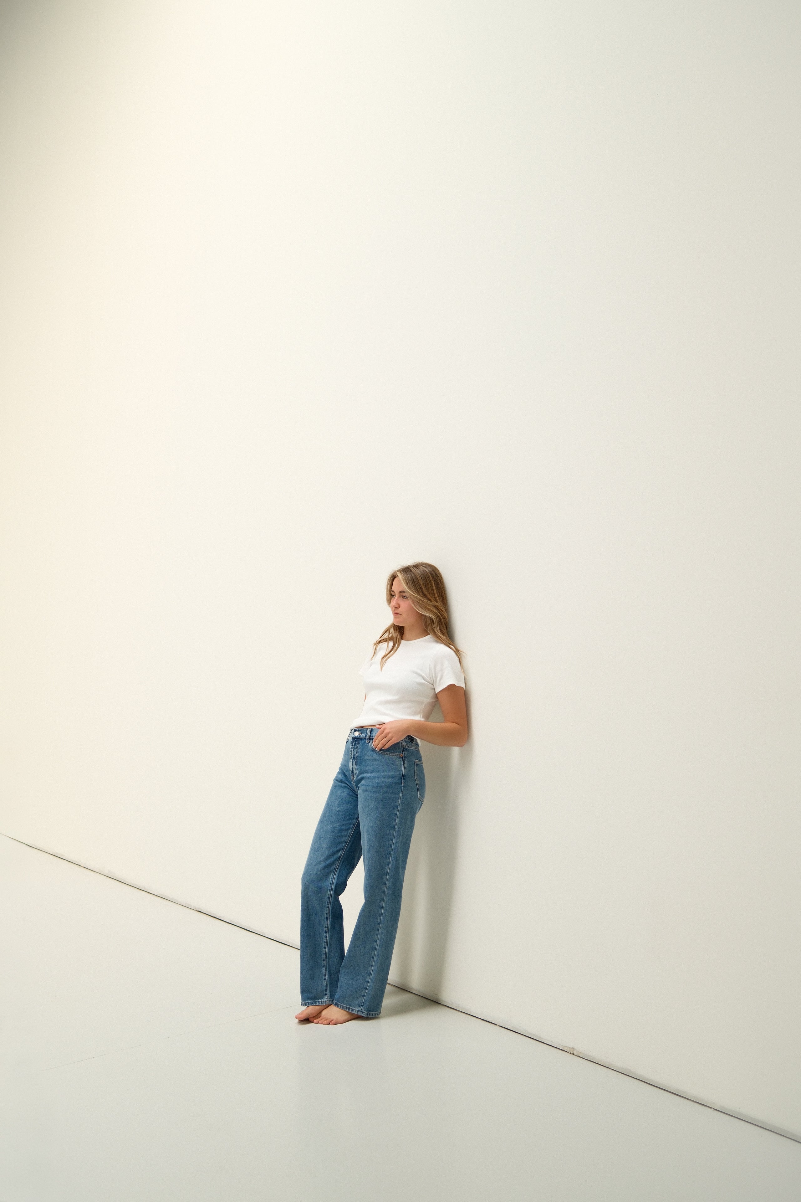 SNEAKERS LENGTH STRAIGHT JEANS