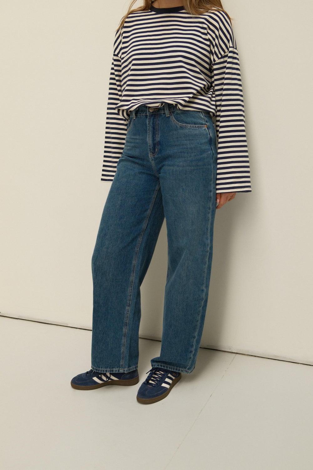 SNEAKERS LENGTH BARREL JEANS 