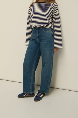 SNEAKERS LENGTH BARREL JEANS