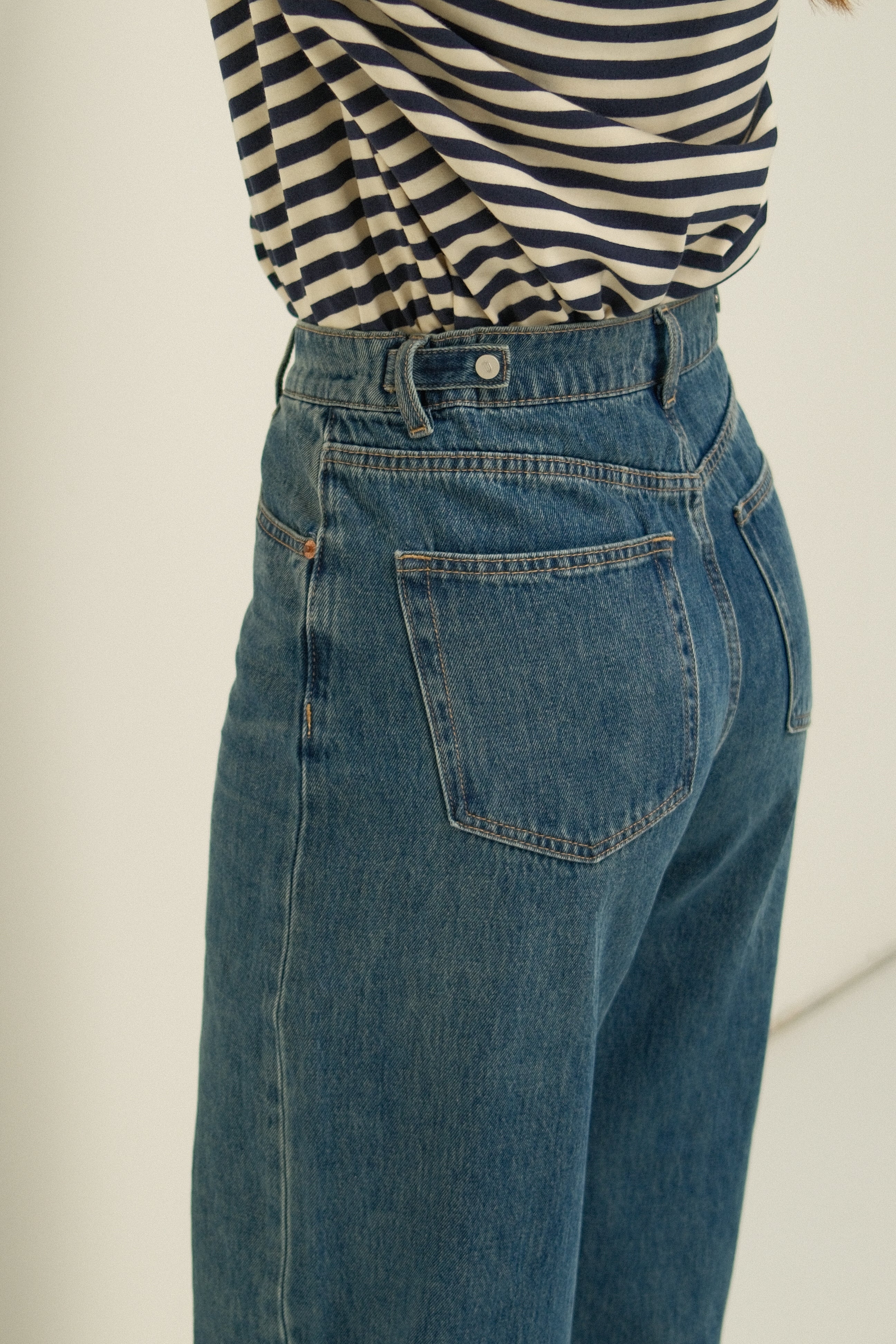 SNEAKERS LENGTH BARREL JEANS