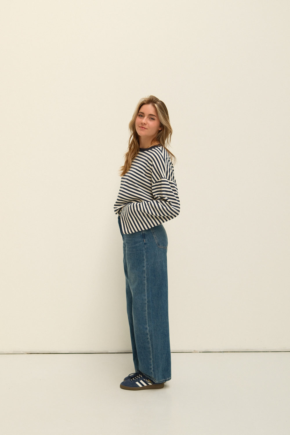 SNEAKERS LENGTH BARREL JEANS 