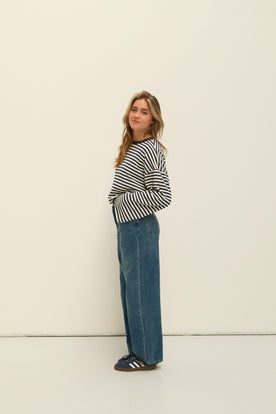 SNEAKERS LENGTH BARREL JEANS