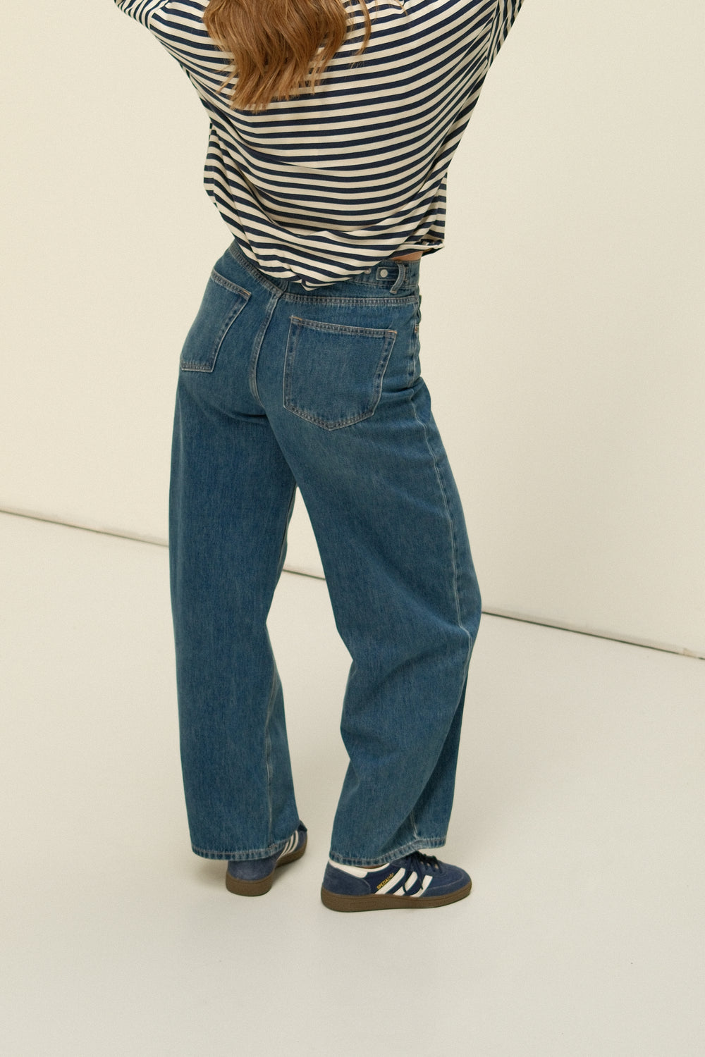 SNEAKERS LENGTH BARREL JEANS 